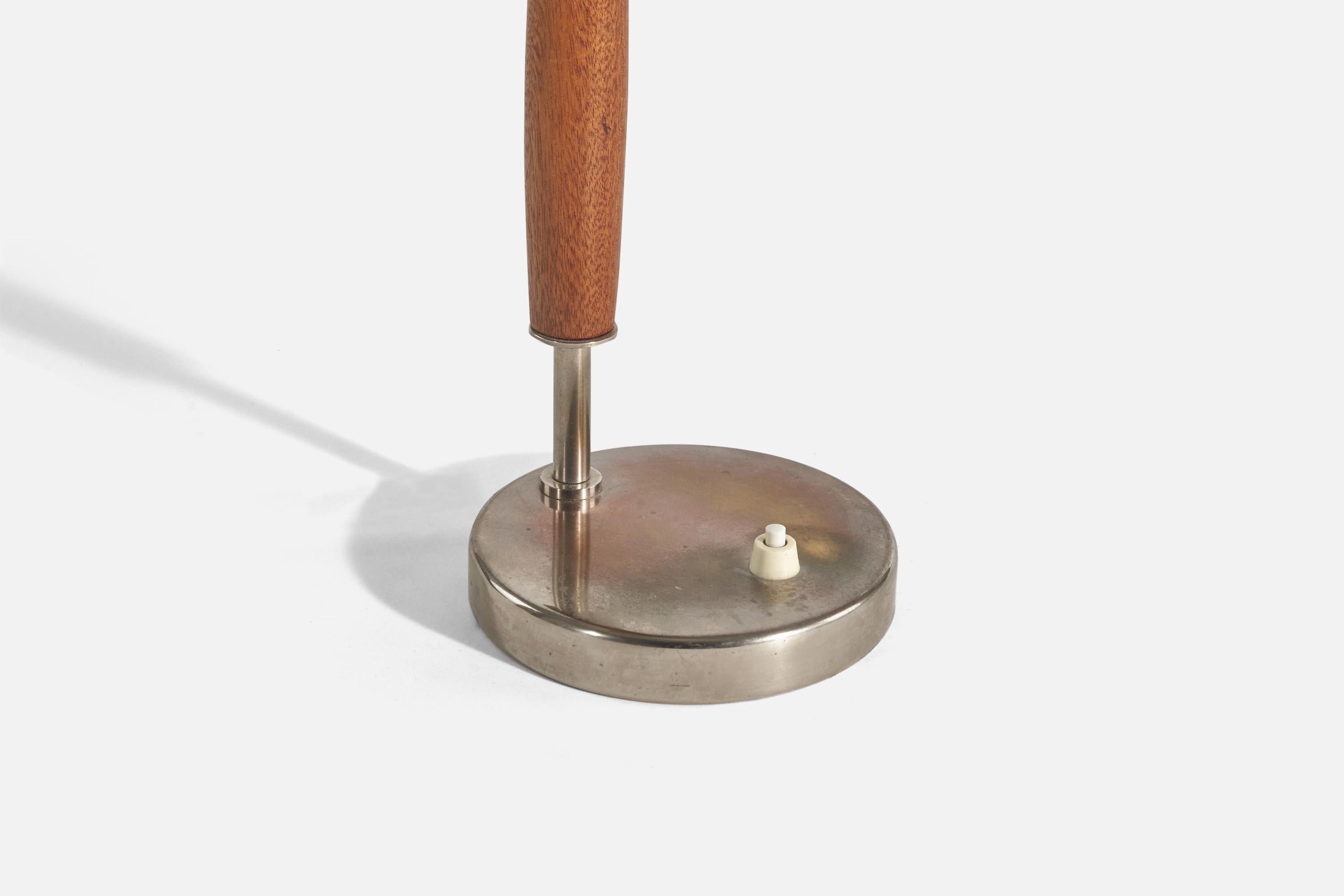 Suédois Böhlmarks 'Attribution', lampe de table, laiton, métal, bois teinté, Suède, années 1940 en vente