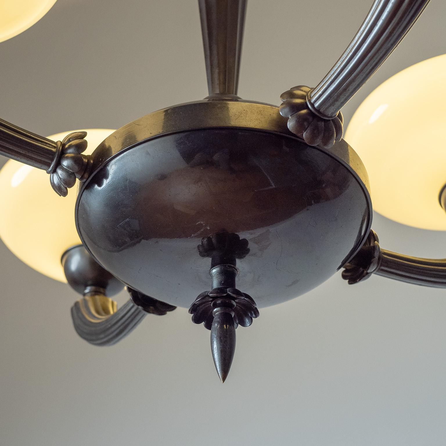 Art Déco Lampadario in ottone patinato e vetro di Böhlmarks, anni '30 in vendita