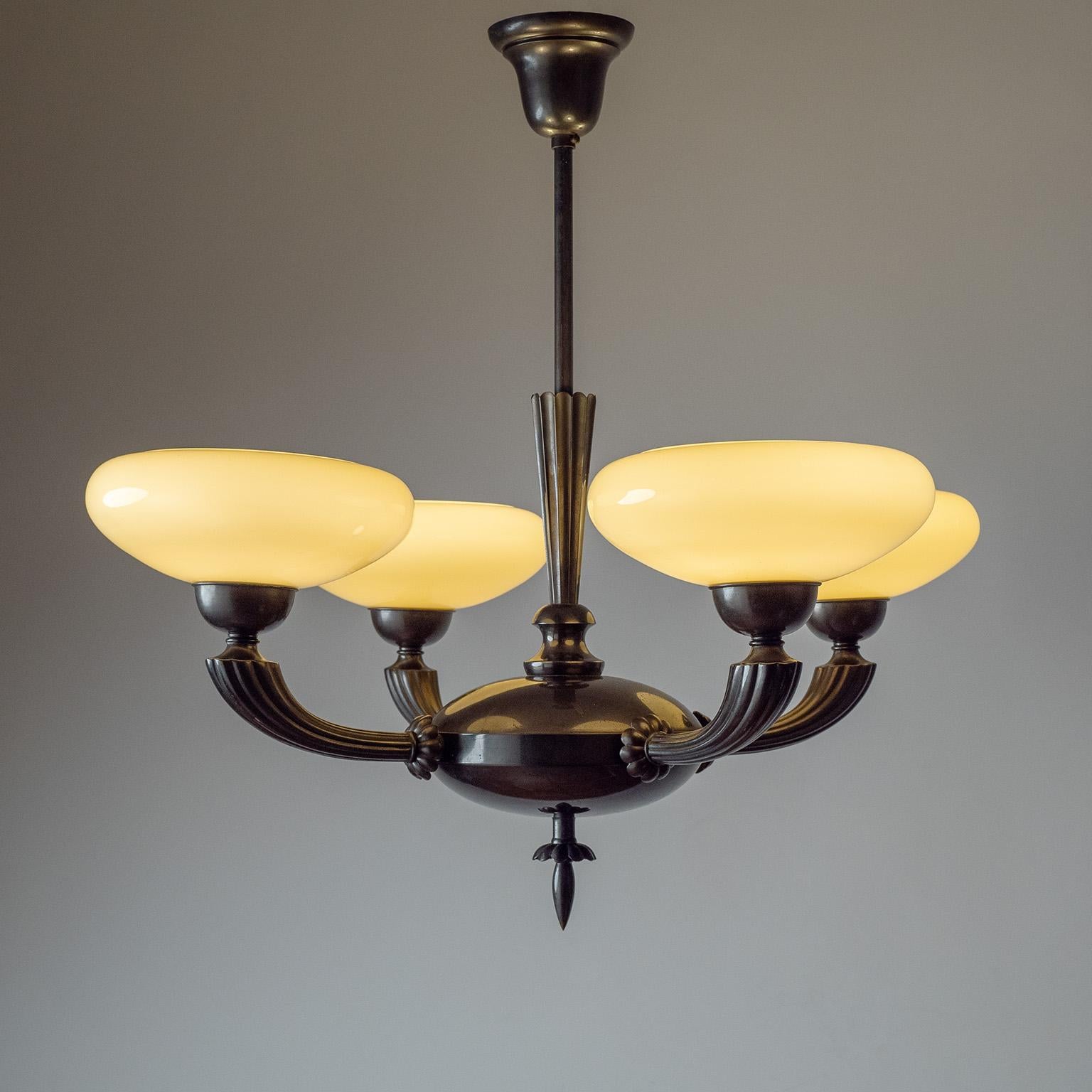 Svedese Lampadario in ottone patinato e vetro di Böhlmarks, anni '30 in vendita