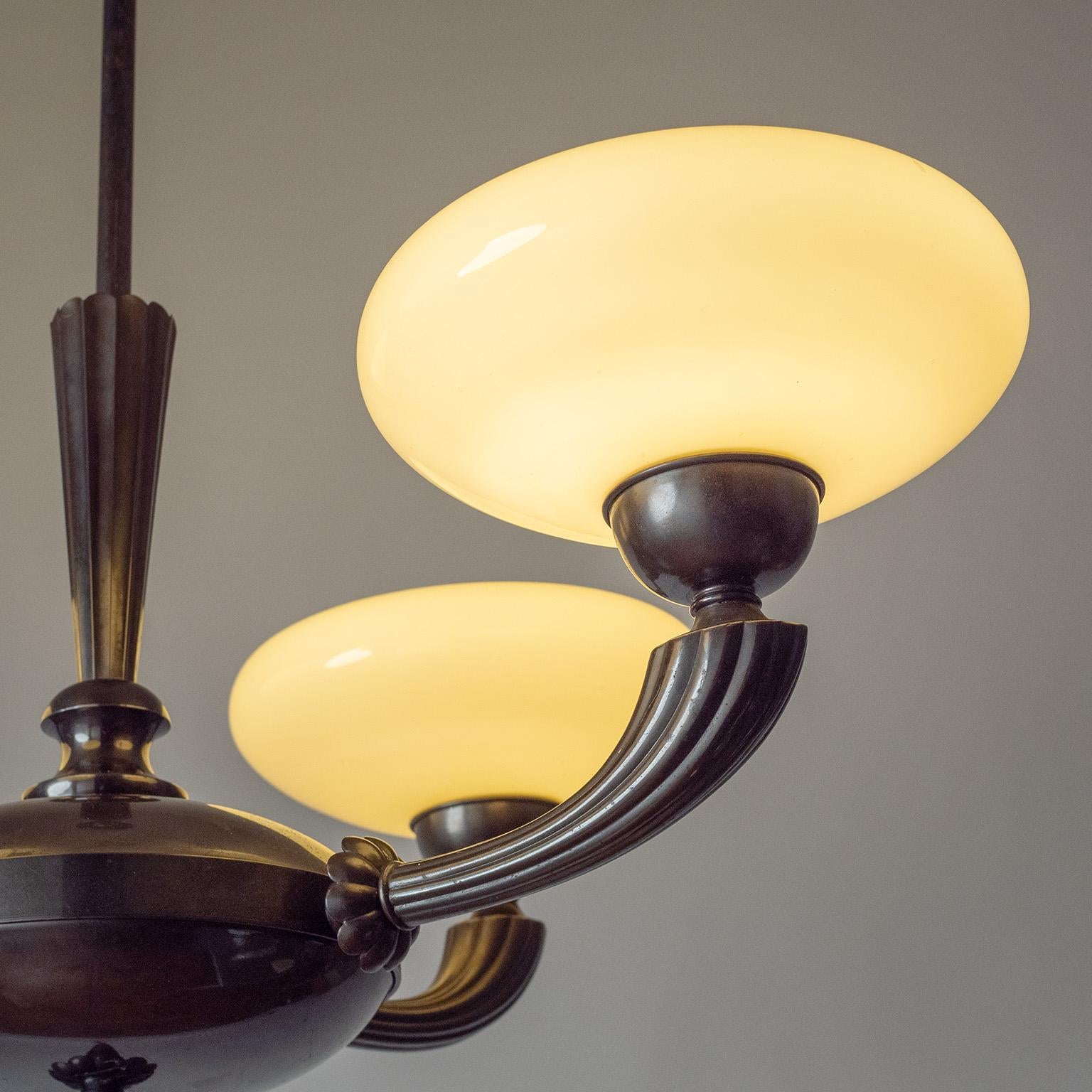 Lampadario in ottone patinato e vetro di Böhlmarks, anni '30 In condizioni buone in vendita a Vienna, AT