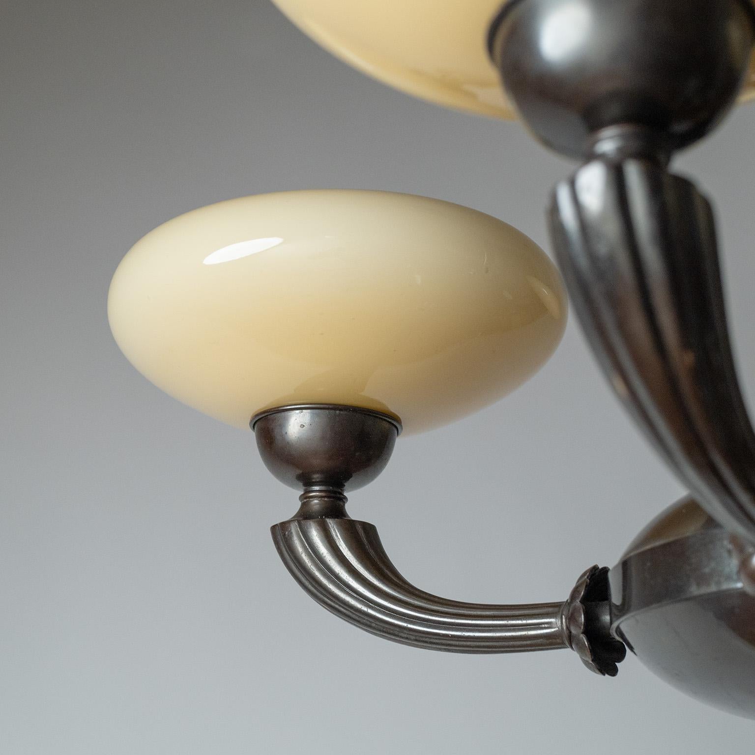 Metà XX secolo Lampadario in ottone patinato e vetro di Böhlmarks, anni '30 in vendita