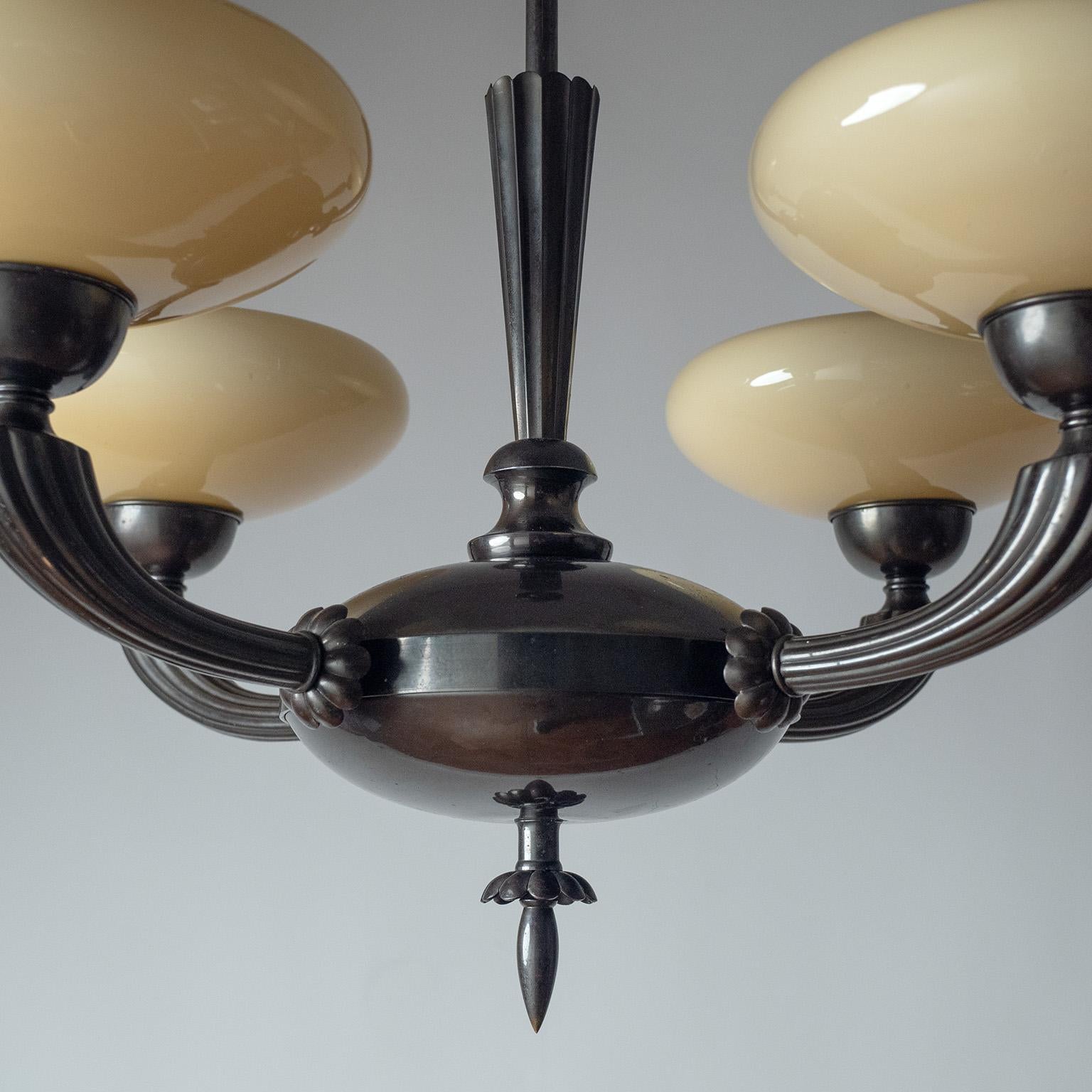 Ottone Lampadario in ottone patinato e vetro di Böhlmarks, anni '30 in vendita