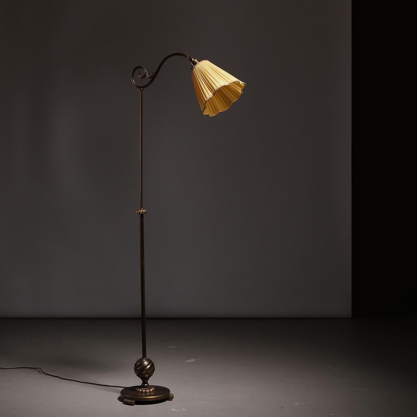 Lampadaire Grace suédois en laiton et tissu, fabriqué par Böhlmarks (Arvid Böhlmarks Lampfabrik), Suède, années 1930.

Rare lampadaire suédois en laiton Grace fabriqué par Böhlmarks (Arvid Böhlmarks Lampfabrik) en Suède dans les années 1930. La