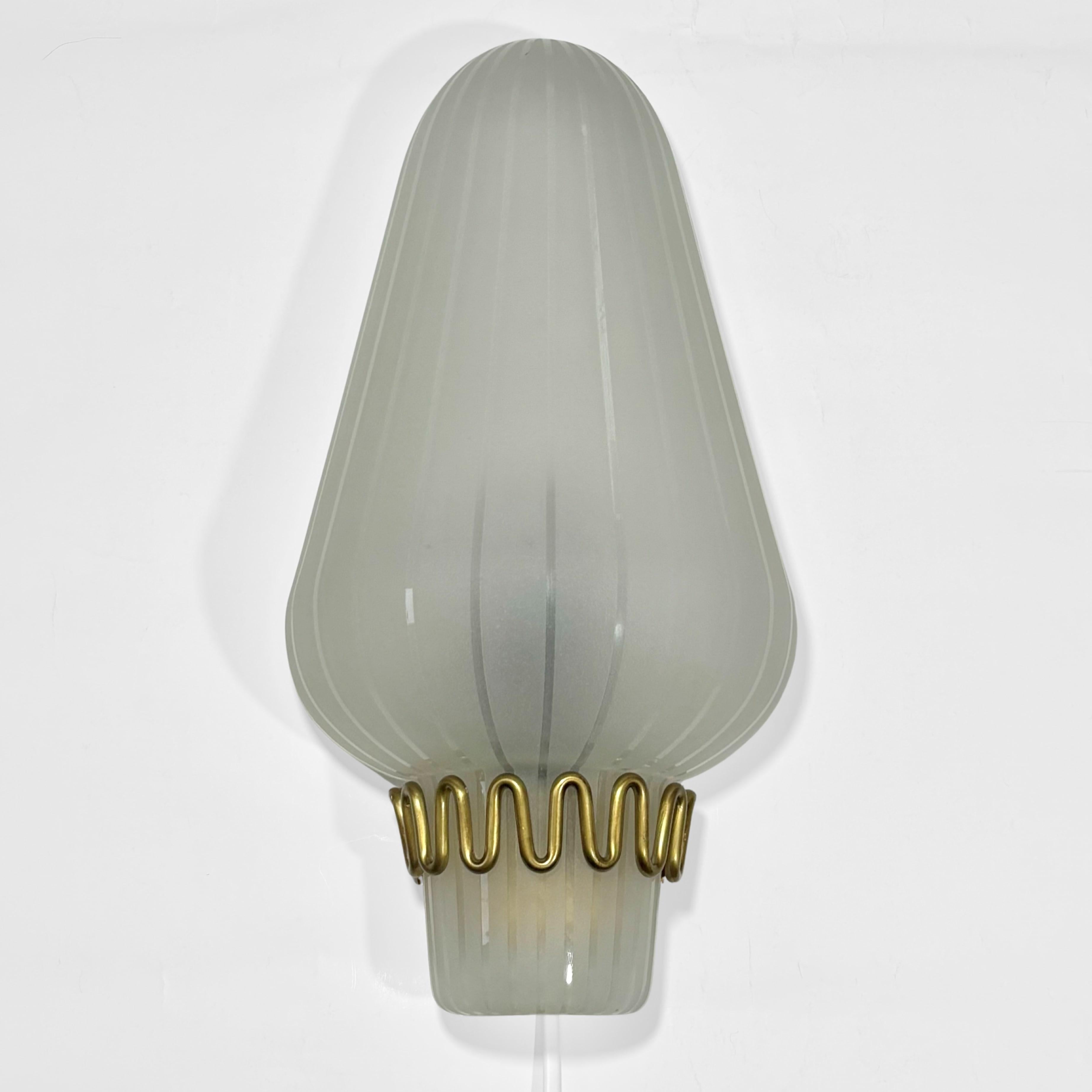 Applique scandinava di metà secolo, modello 8601, prodotta dal produttore svedese Arvid Böhlmarks Lampfabrik negli anni Quaranta. L'apparecchio presenta un paralume in vetro acidato con sottili striature verticali che diffondono delicatamente la