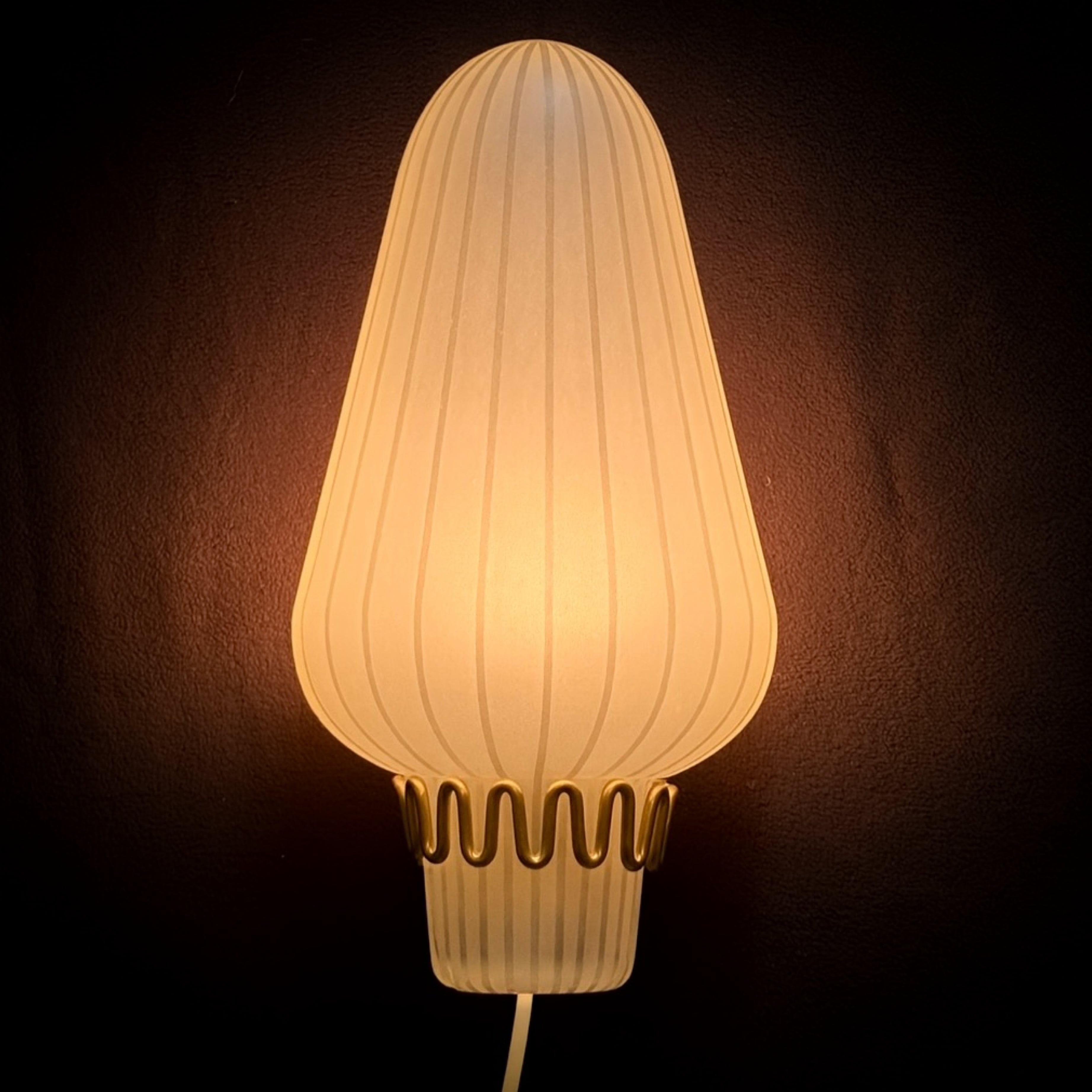 Scandinavo moderno Böhlmarks, lampada da parete moderna svedese 8601, ottone e vetro, Svezia, anni '40 in vendita