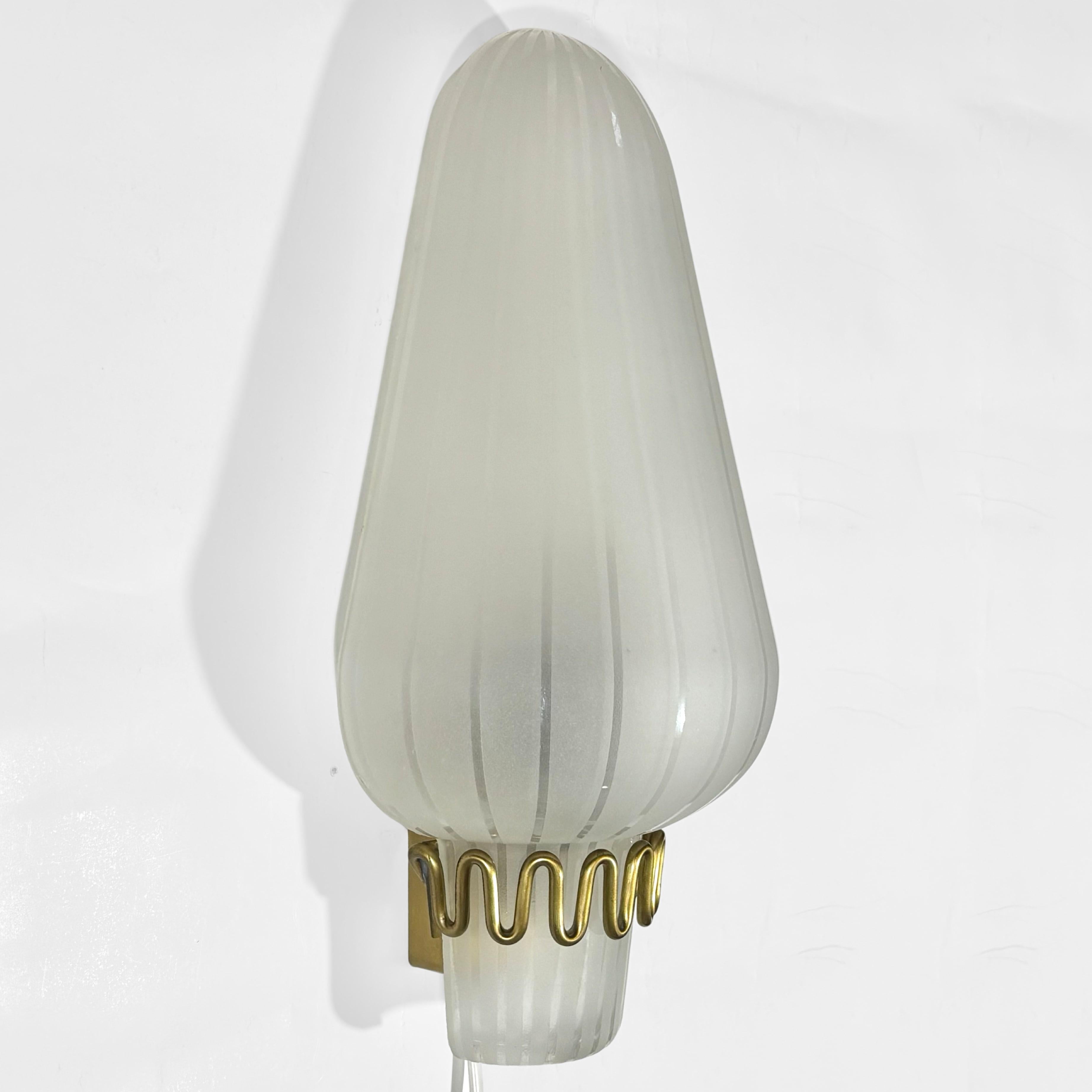 Böhlmarks, lampada da parete moderna svedese 8601, ottone e vetro, Svezia, anni '40 In condizioni buone in vendita a Forserum, SE