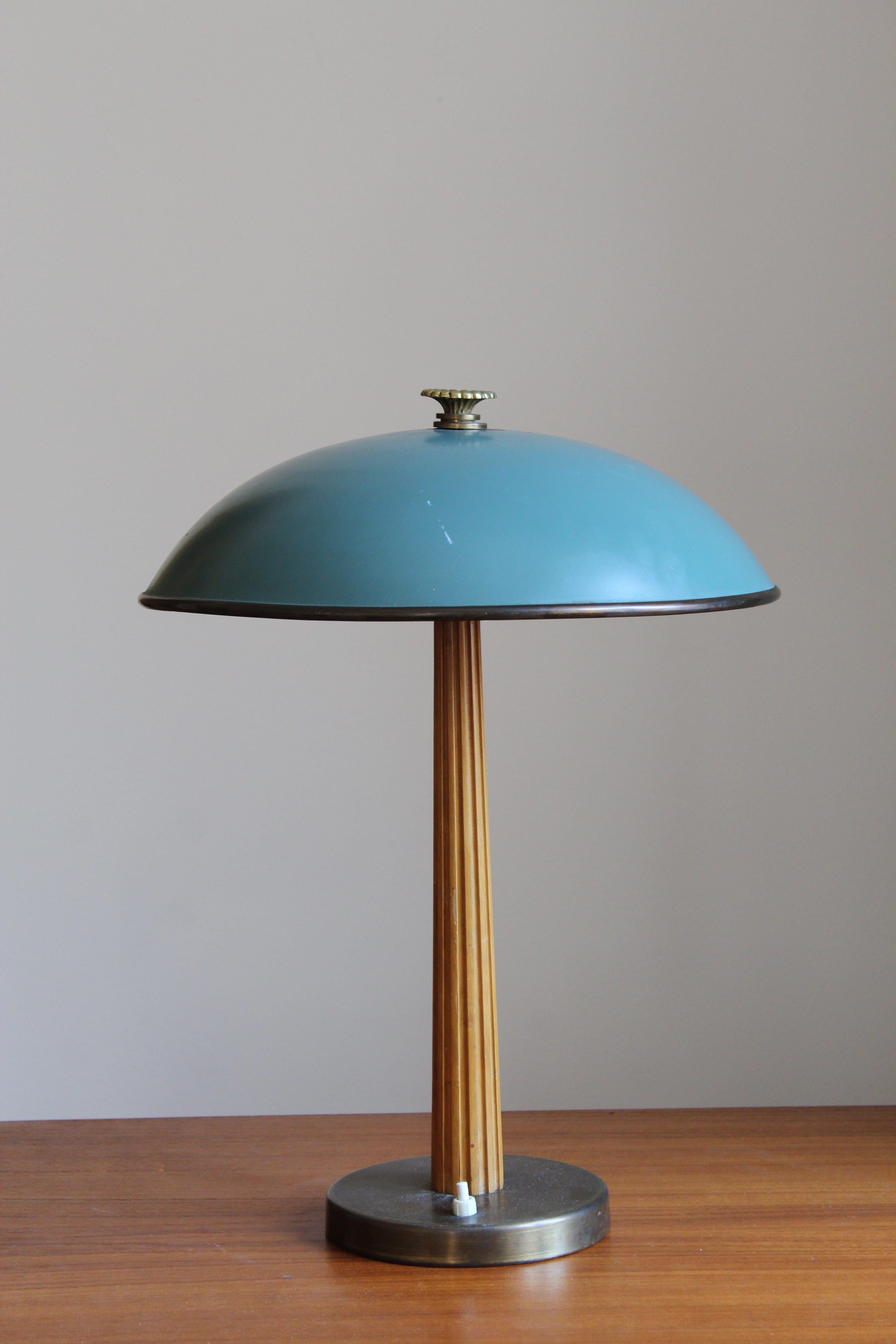 A modernist table lamp or desk light. Produced by the iconic Swedish lamp maker Böhlmarks, circa 1940. 

Features a finely sculpted lacquered wood handle on a brass rod and base, original lacquered metal screen.

Other designers of the period