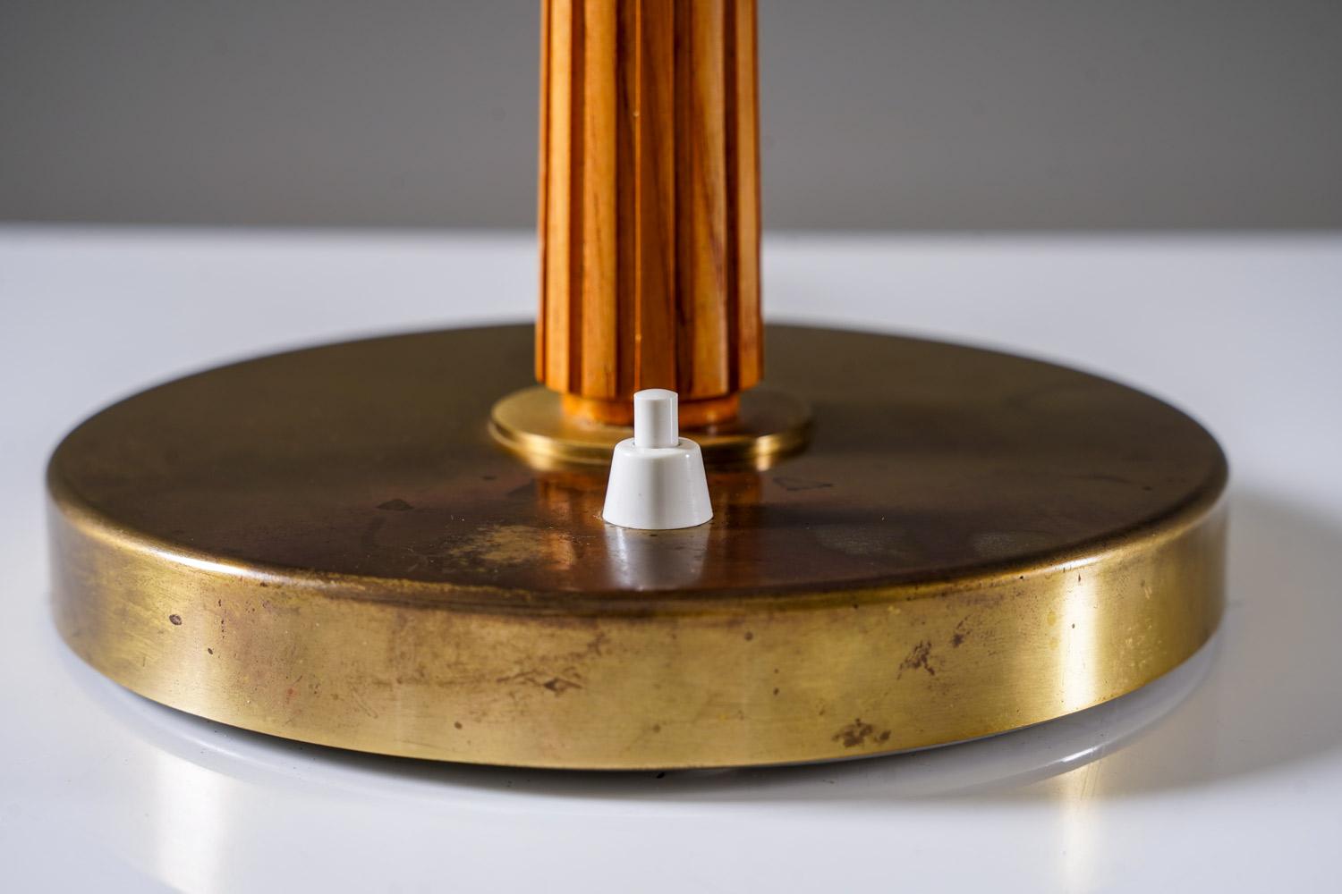 Laiton Lampe de table Böhlmarks, Model No 15474 par Harald Notini, Suède, années 1940 en vente