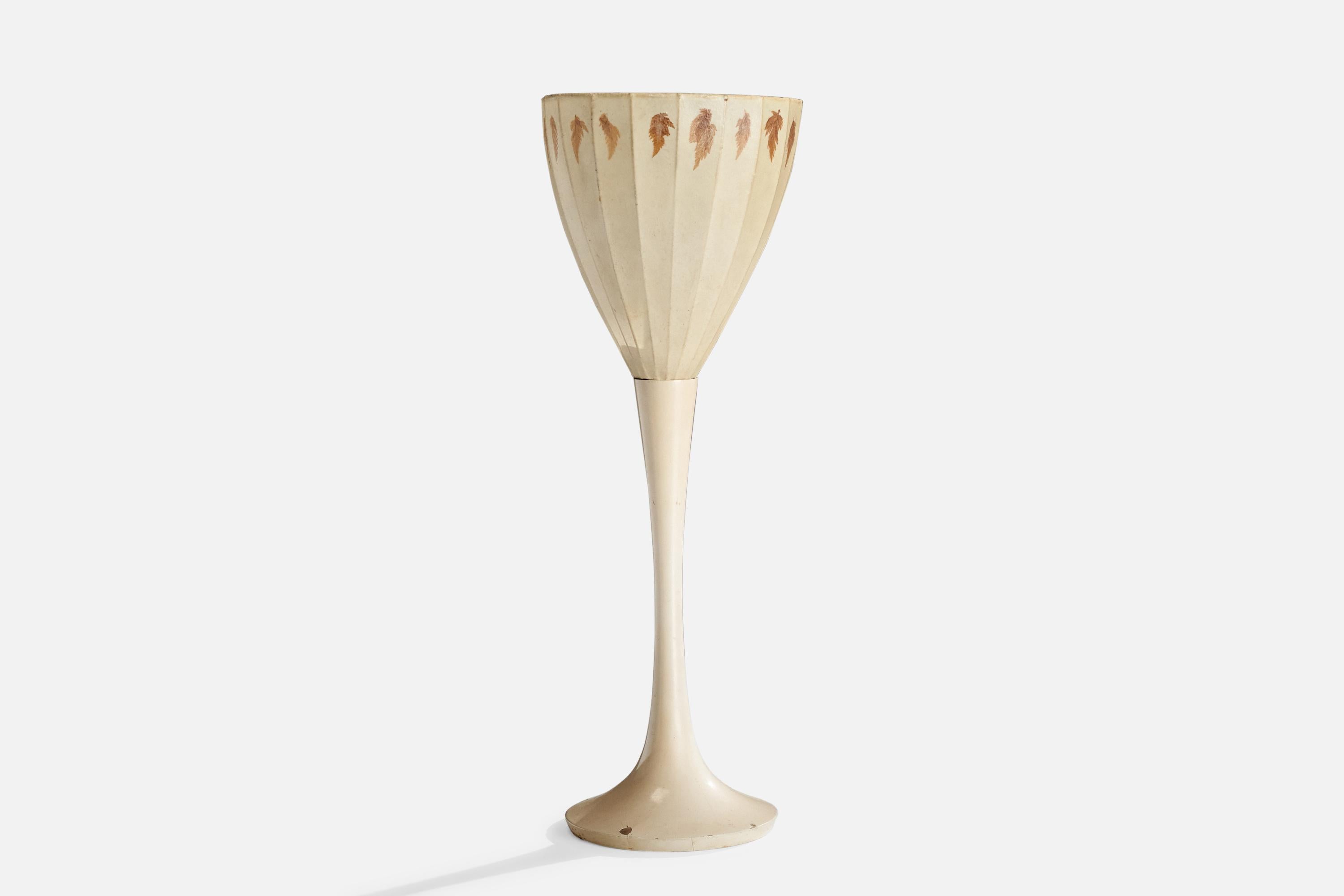 Lampe de table en bois peint en blanc et en parchemin produite par Böhlmarks, Suède, c. 1940s.

Perte de peinture comme illustré.

Dimensions de la lampe (pouces) : 13.25