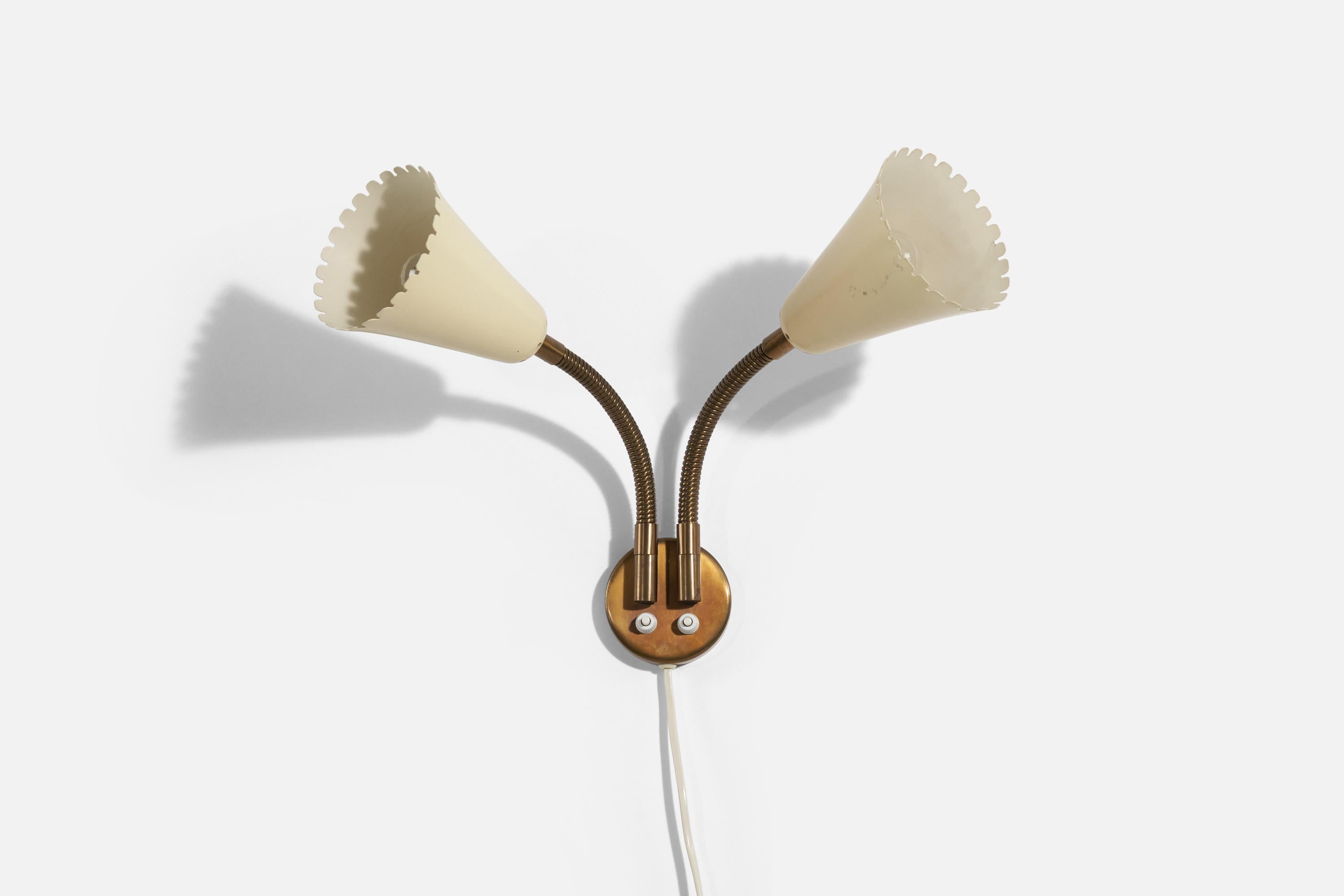 An adjustable organic wall light / sconce. Designed and produced by Böhlmarks, Sweden, 1950s. In brass and metal. Markings indicate patented design. 

