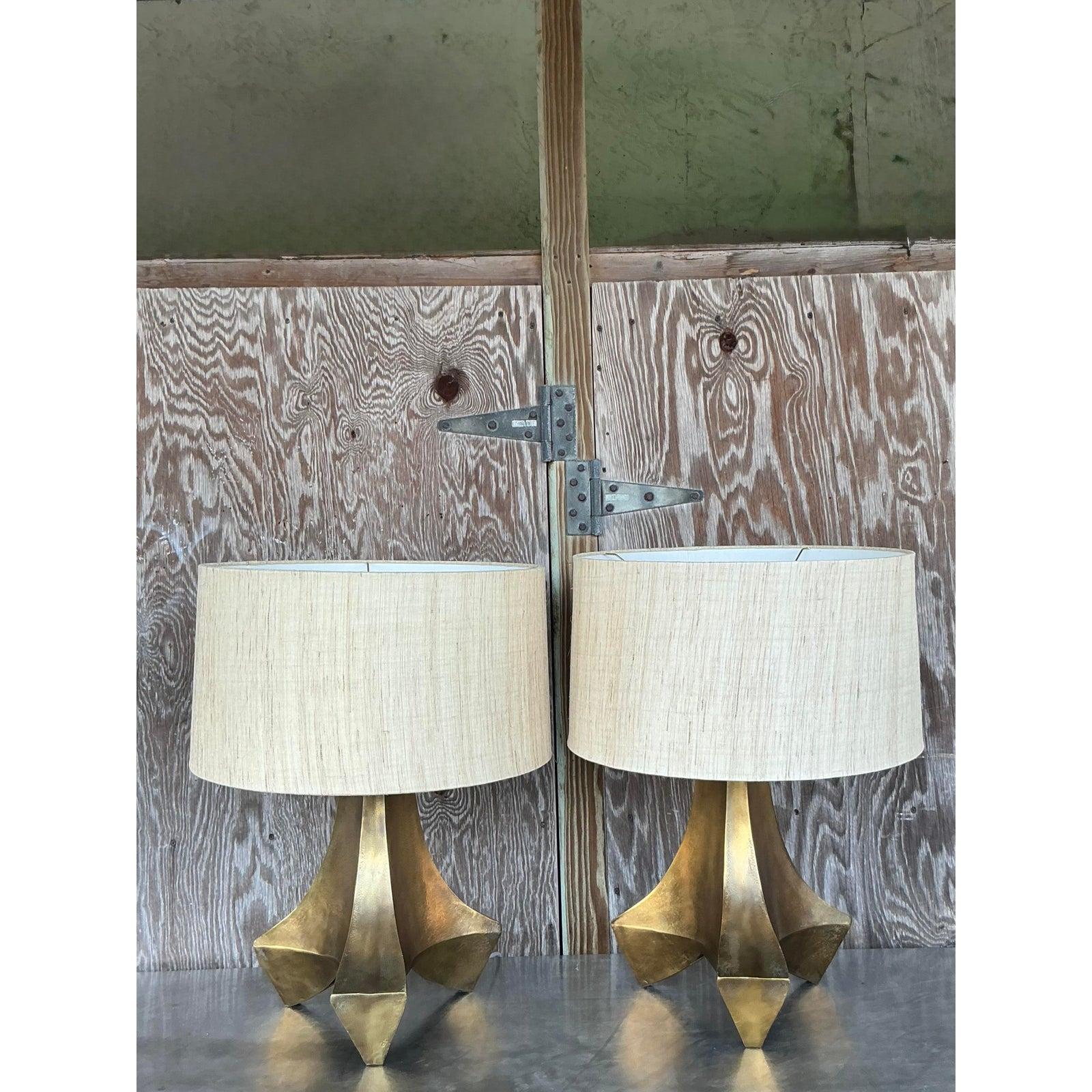 Infusez votre espace de chaleur et d'élégance sculpturale avec cette étonnante paire de lampes en métal patiné d'Arteriors. Dotées d'une base géométrique audacieuse à la patine joliment vieillie, ces lampes allient le chic industriel au charme