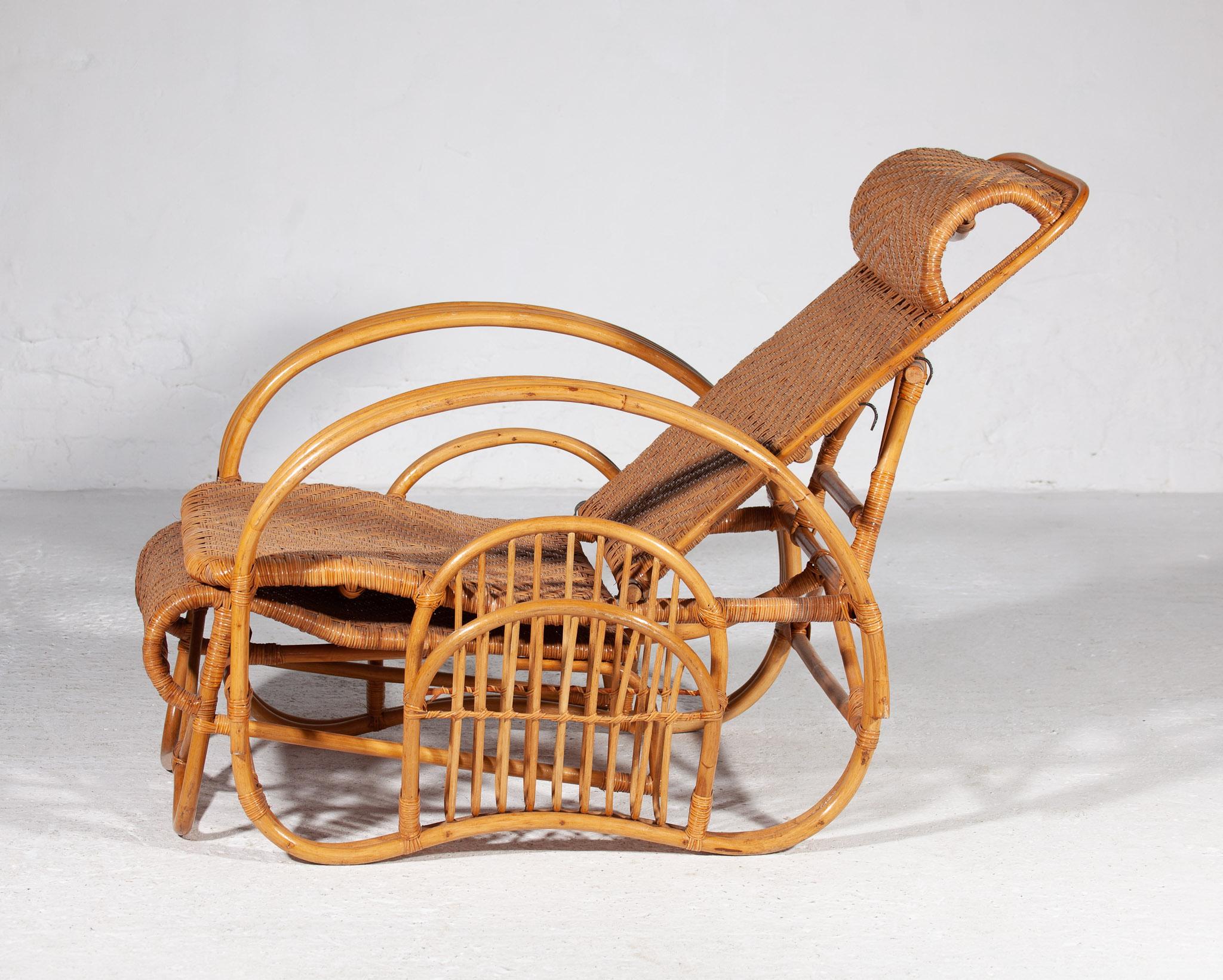 Mid-Century Modern Chaise longue extensible en bambou boho, chaise longue en rotin et porte-revues, années 1950 en vente