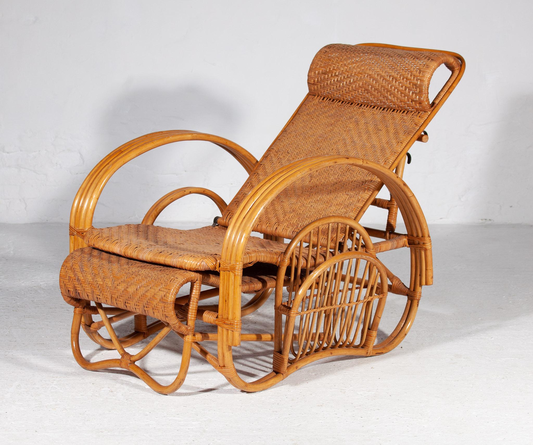 Mid-Century Modern Chaise longue extensible en bambou boho, chaise longue en rotin et porte-revues, années 1950 en vente