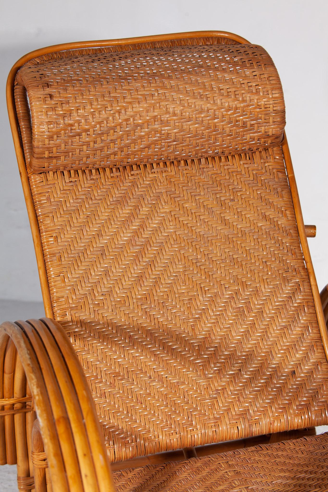 Fait main Chaise longue extensible en bambou boho, chaise longue en rotin et porte-revues, années 1950 en vente