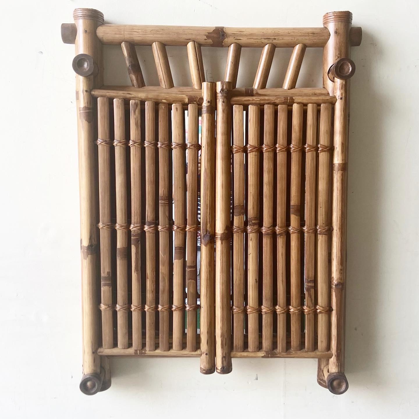 Exceptionnel miroir en bambou fabriqué en Indonésie. Comprend deux portes en bambou découpé qui s'ouvrent et se ferment comme les portes du bus.

S'ouvre jusqu'à 56