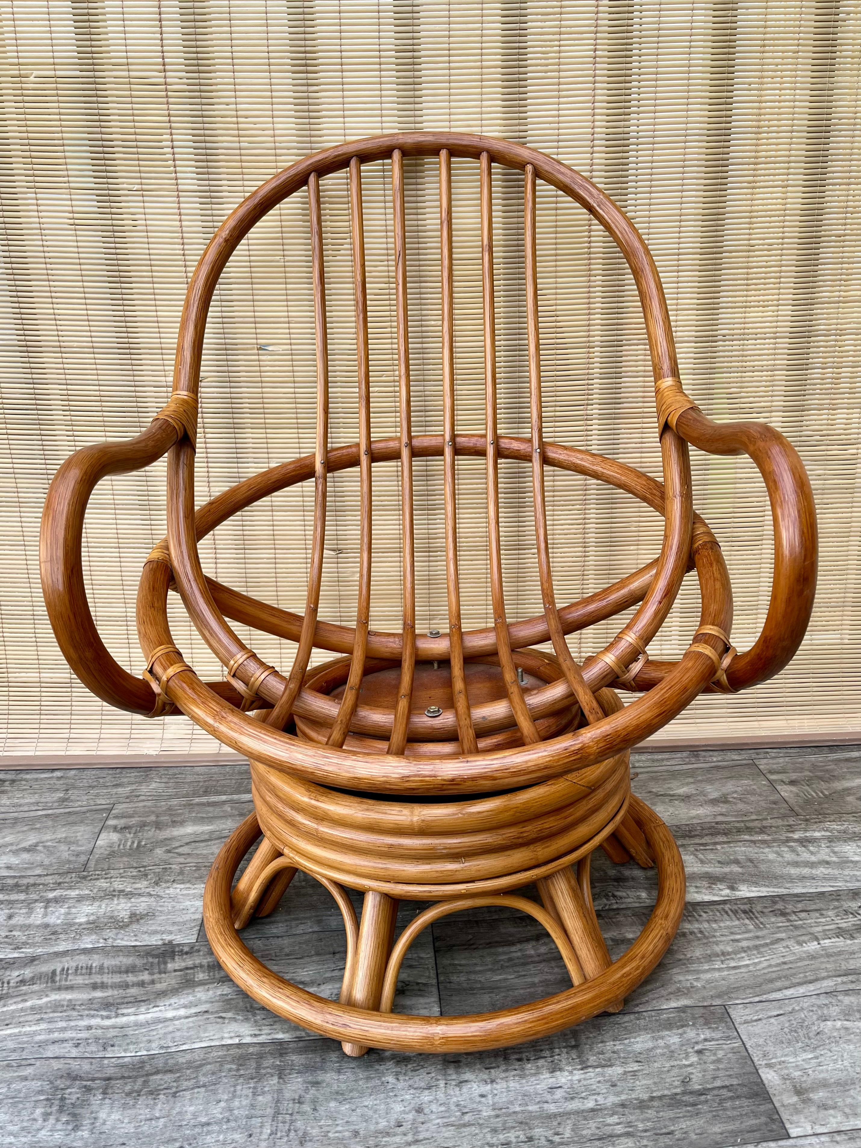 Dreh-Loungesessel aus gebogenem Rattan von Boho in der Art von Paul Frankl. Circa 1970er Jahre im Angebot 3
