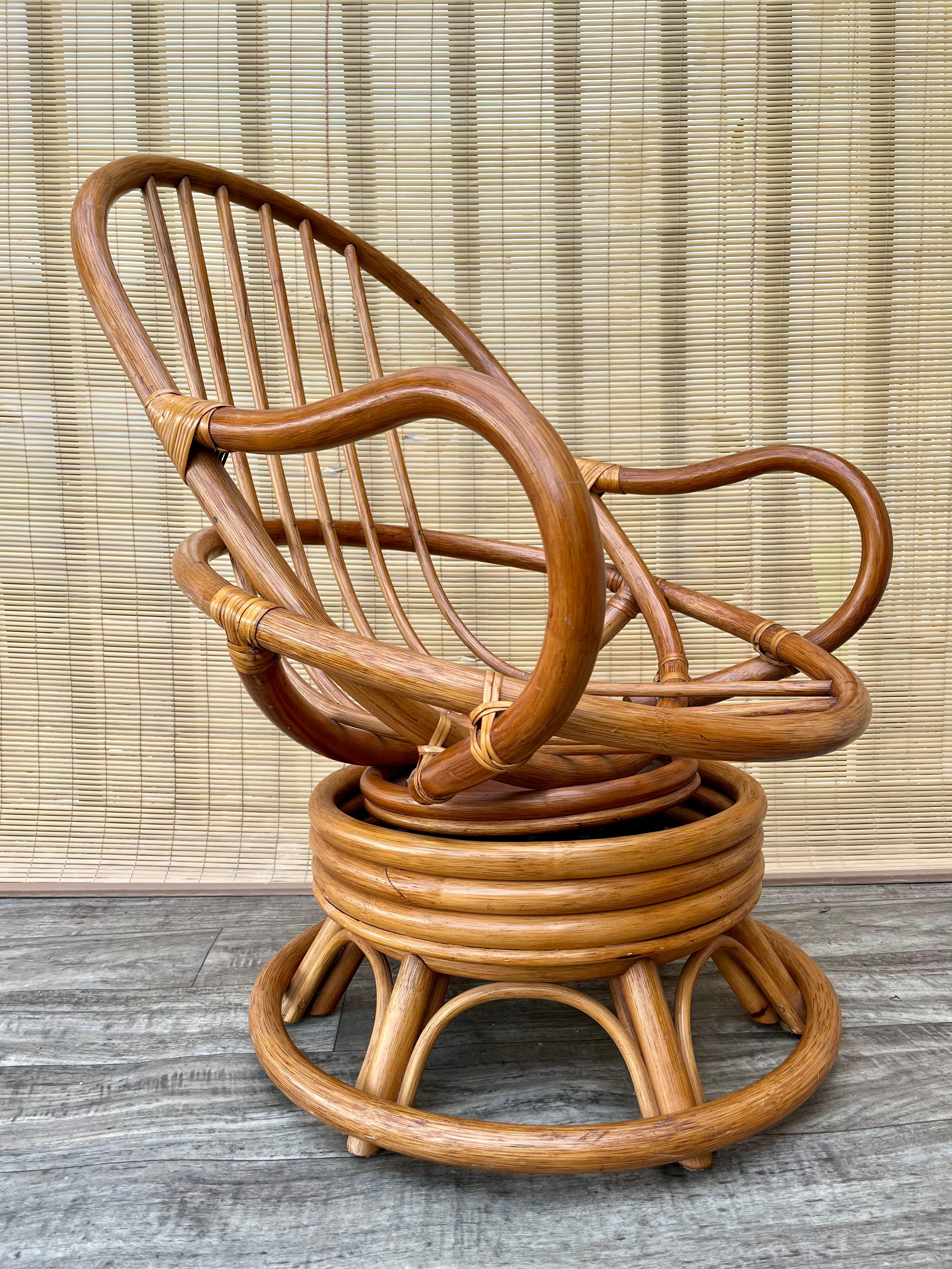 Dreh-Loungesessel aus gebogenem Rattan von Boho in der Art von Paul Frankl. Circa 1970er Jahre (Böhmisch) im Angebot