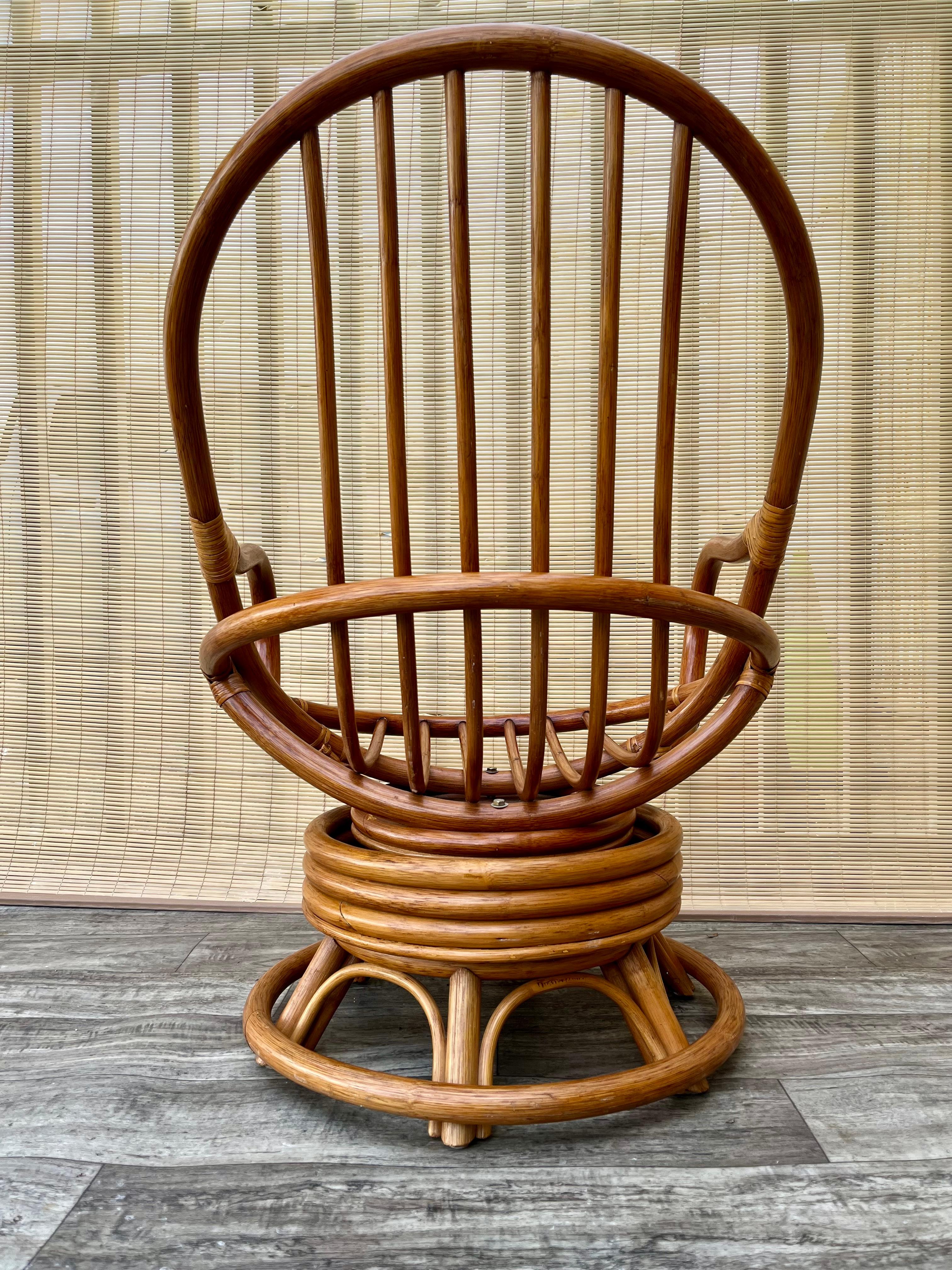 Dreh-Loungesessel aus gebogenem Rattan von Boho in der Art von Paul Frankl. Circa 1970er Jahre (Unbekannt) im Angebot