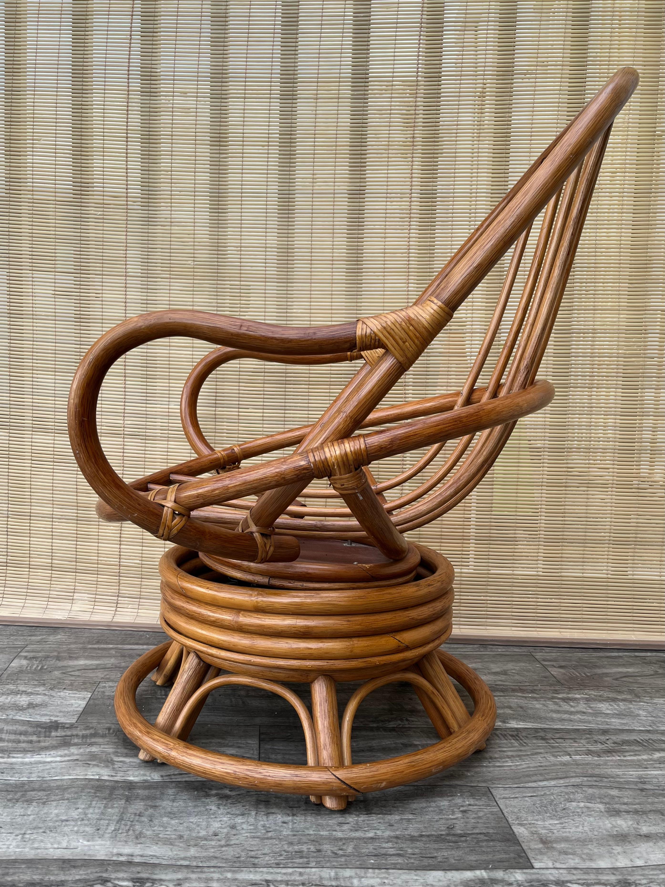 Dreh-Loungesessel aus gebogenem Rattan von Boho in der Art von Paul Frankl. Circa 1970er Jahre (Ende des 20. Jahrhunderts) im Angebot