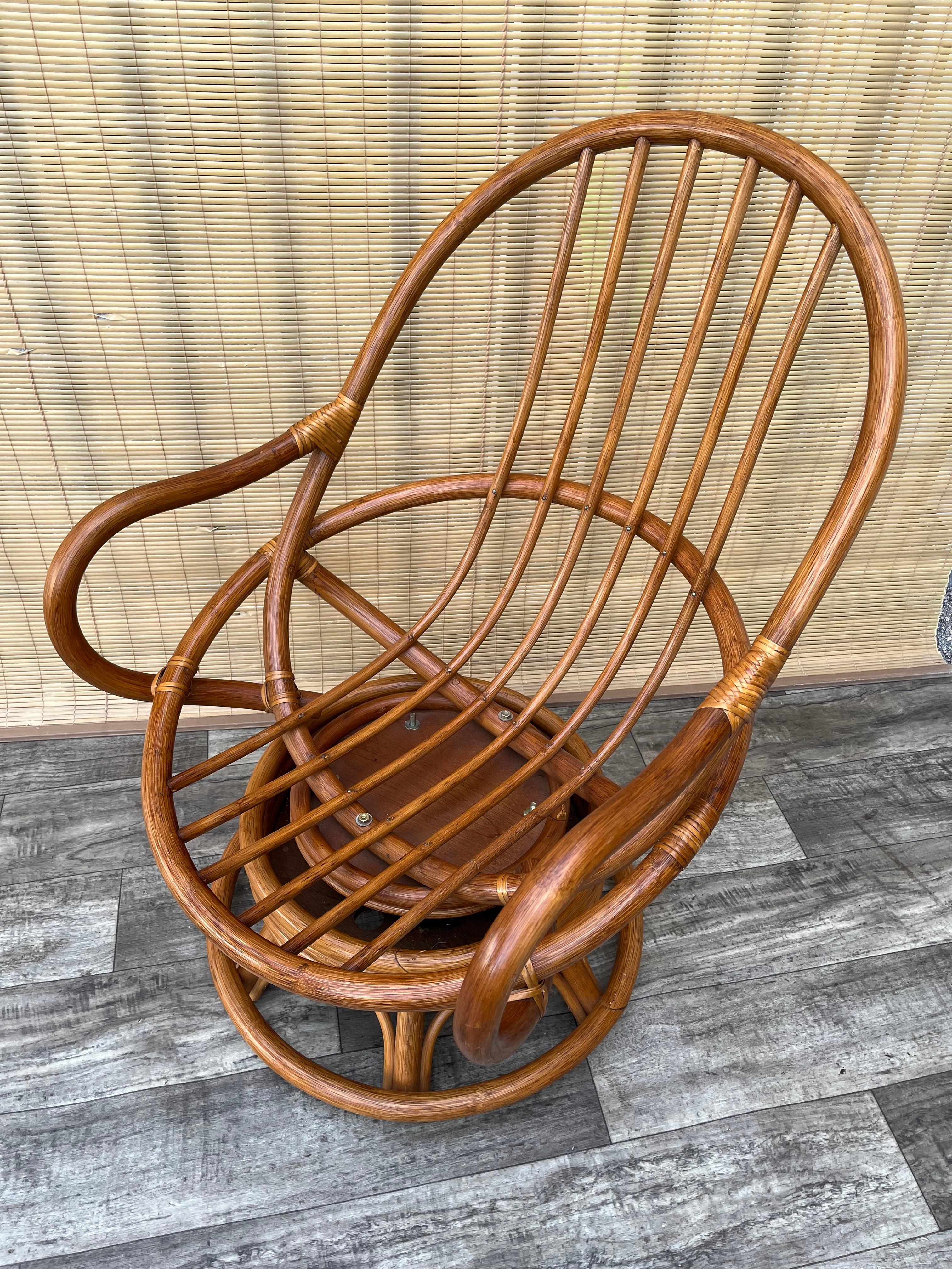 Dreh-Loungesessel aus gebogenem Rattan von Boho in der Art von Paul Frankl. Circa 1970er Jahre (Polster) im Angebot