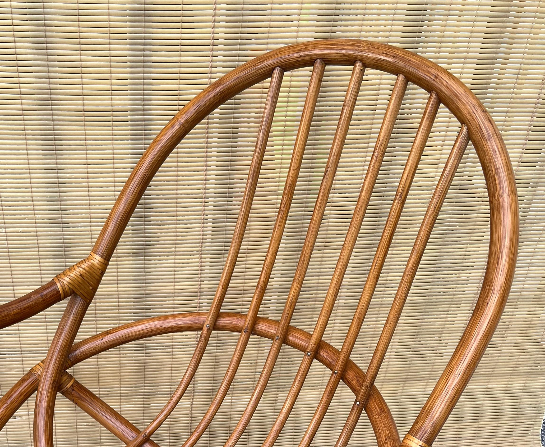 Dreh-Loungesessel aus gebogenem Rattan von Boho in der Art von Paul Frankl. Circa 1970er Jahre im Angebot 1