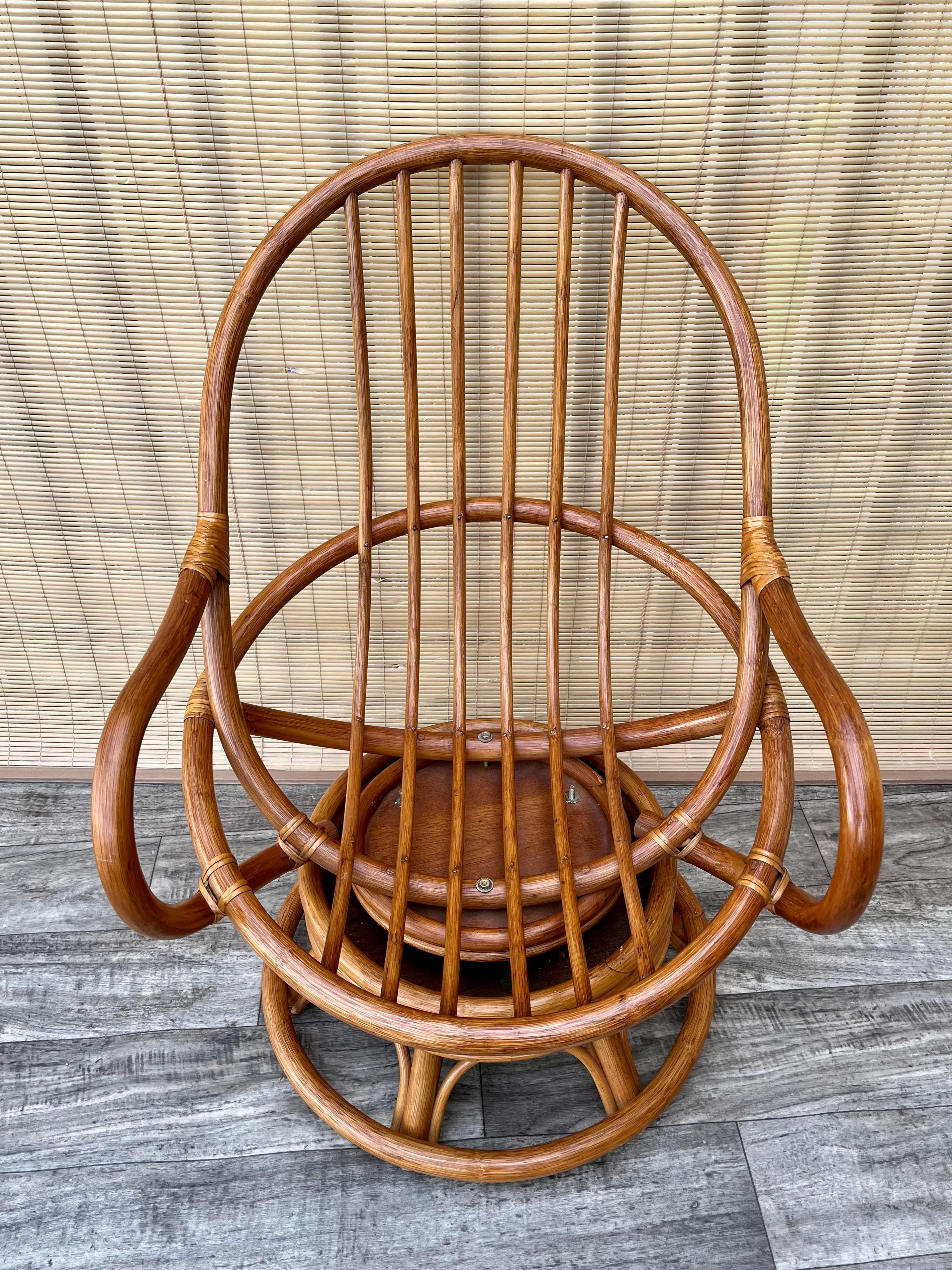 Dreh-Loungesessel aus gebogenem Rattan von Boho in der Art von Paul Frankl. Circa 1970er Jahre im Angebot 2
