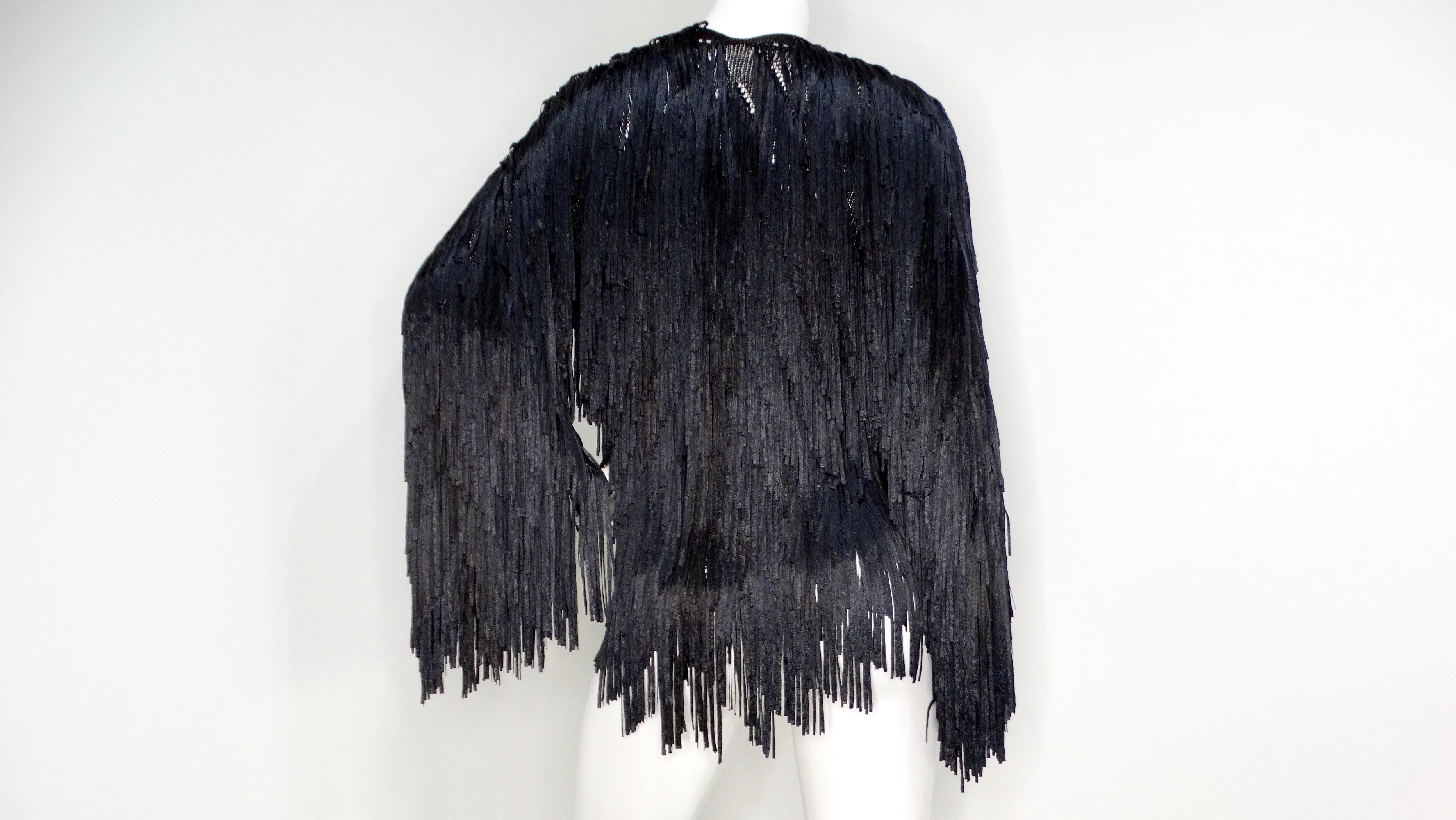 Die in Florenz erworbene italienische Jacke mit schwarzem Seidenband und Fransen ist ein atemberaubendes Stück, das mühelos Kunstfertigkeit und Stil vereint. Diese schwarze Strickjacke dient als perfekte Basis für eine üppige Schicht weicher,