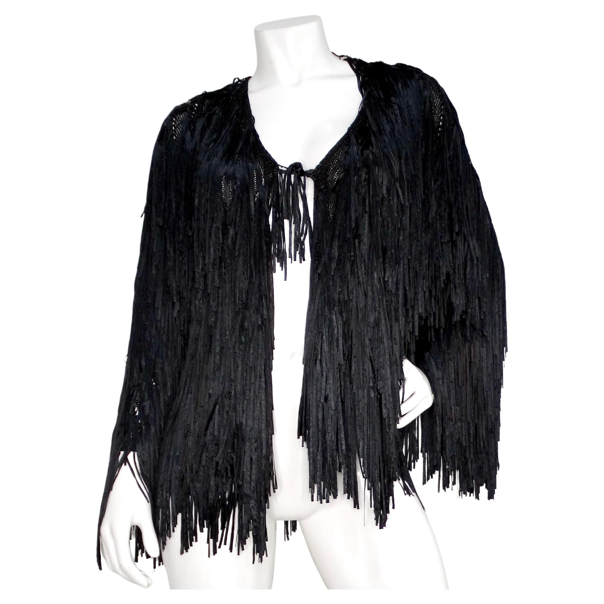 Italienische Jacke mit schwarzem Seidenband und Fransen aus Häkelarbeit im Angebot