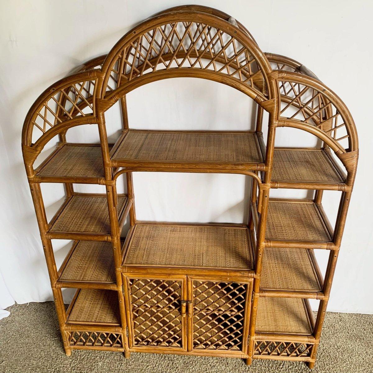 Die Boho Chic Arch Top Rattan-Etagere verleiht skulpturale Eleganz und küstennahen Charme mit geflochtener Textur und warmen tropischen Tönen für eine gehobene Präsentation.
 

 Wie auf den Fotos zu sehen ist, fehlt eines der Schilfstücke an der