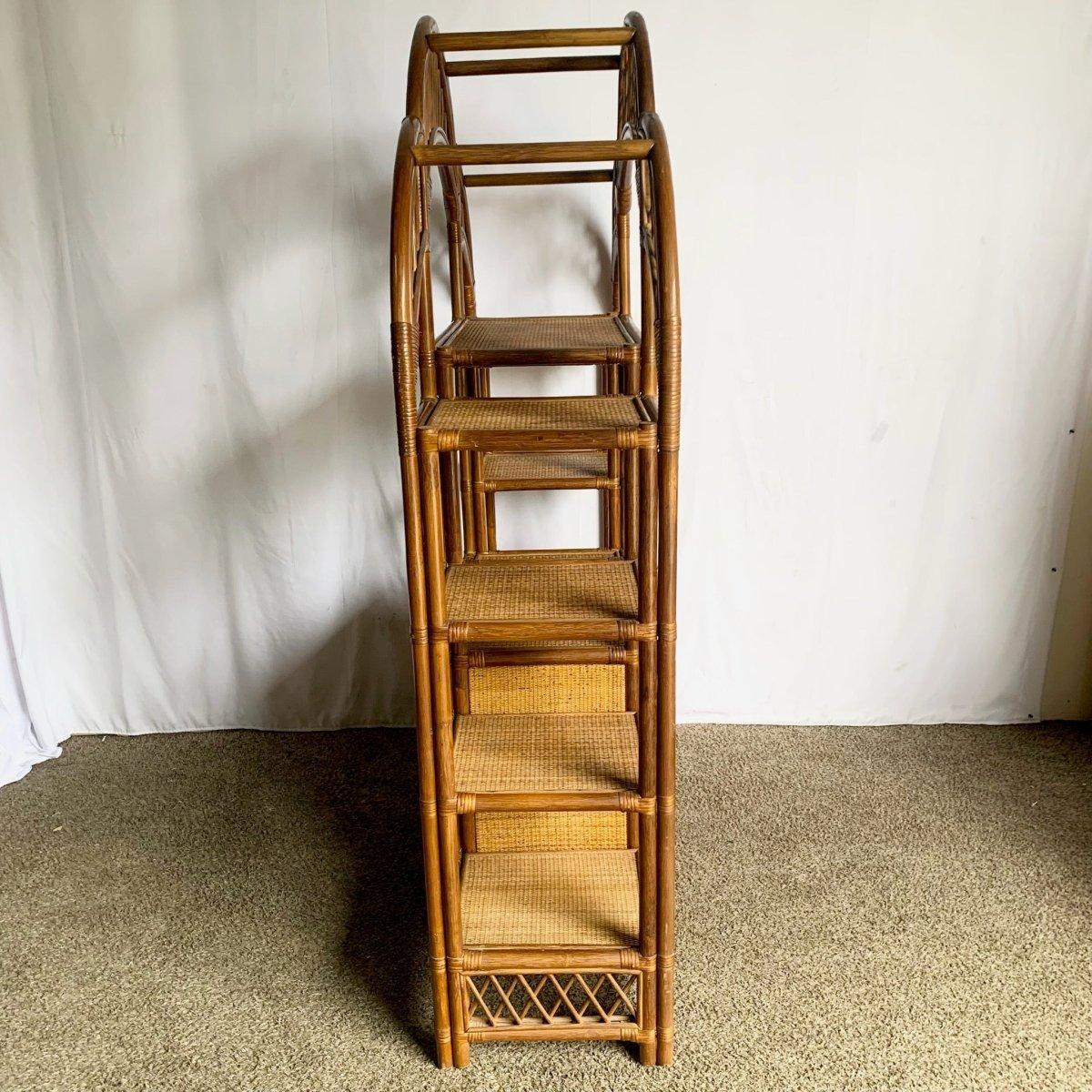 Boho Chic Arch Top Rattan Etagere im Zustand „Gut“ im Angebot in Delray Beach, FL