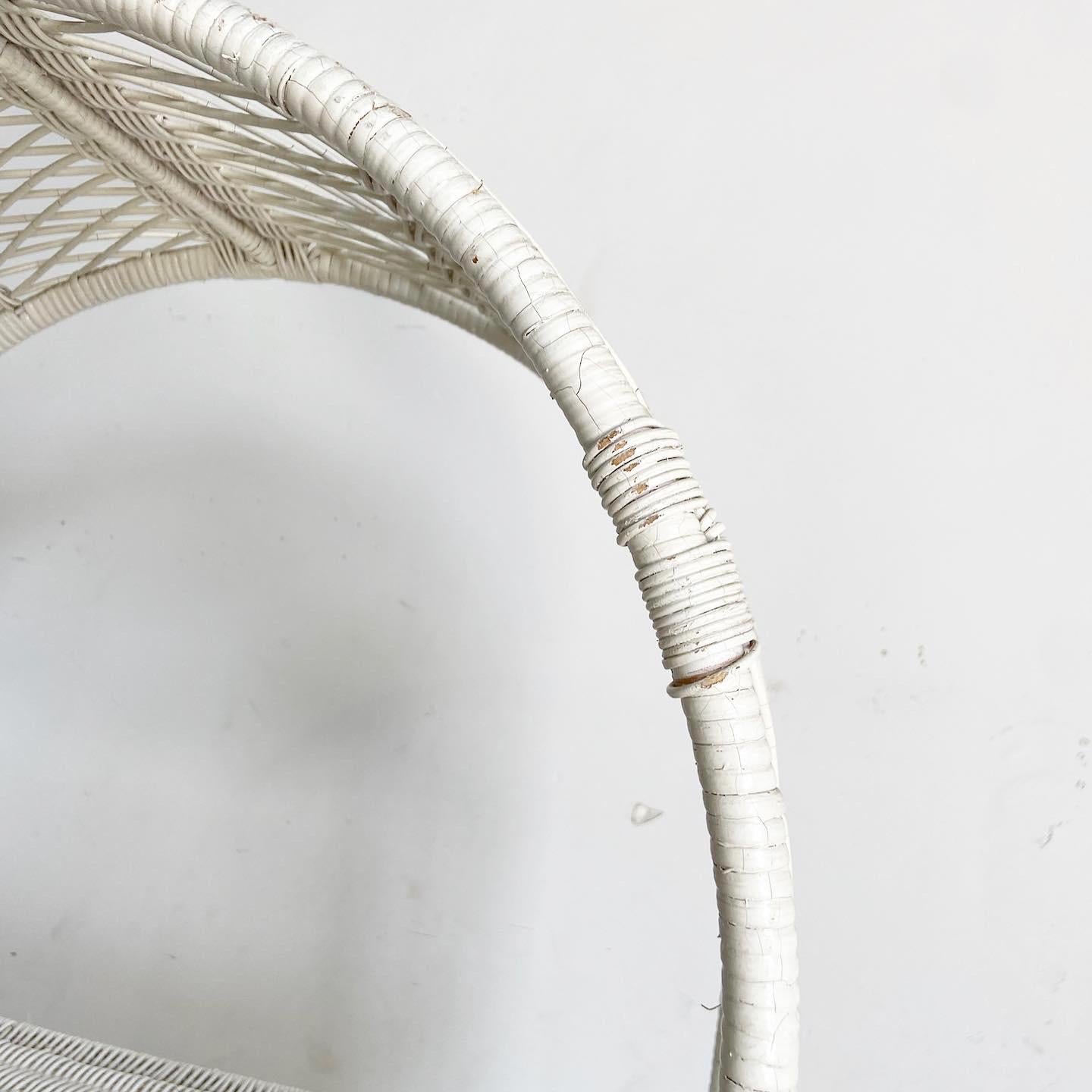 Indonésien Étagères Boho Chic en rotin blanc en forme d'arche - la paire en vente