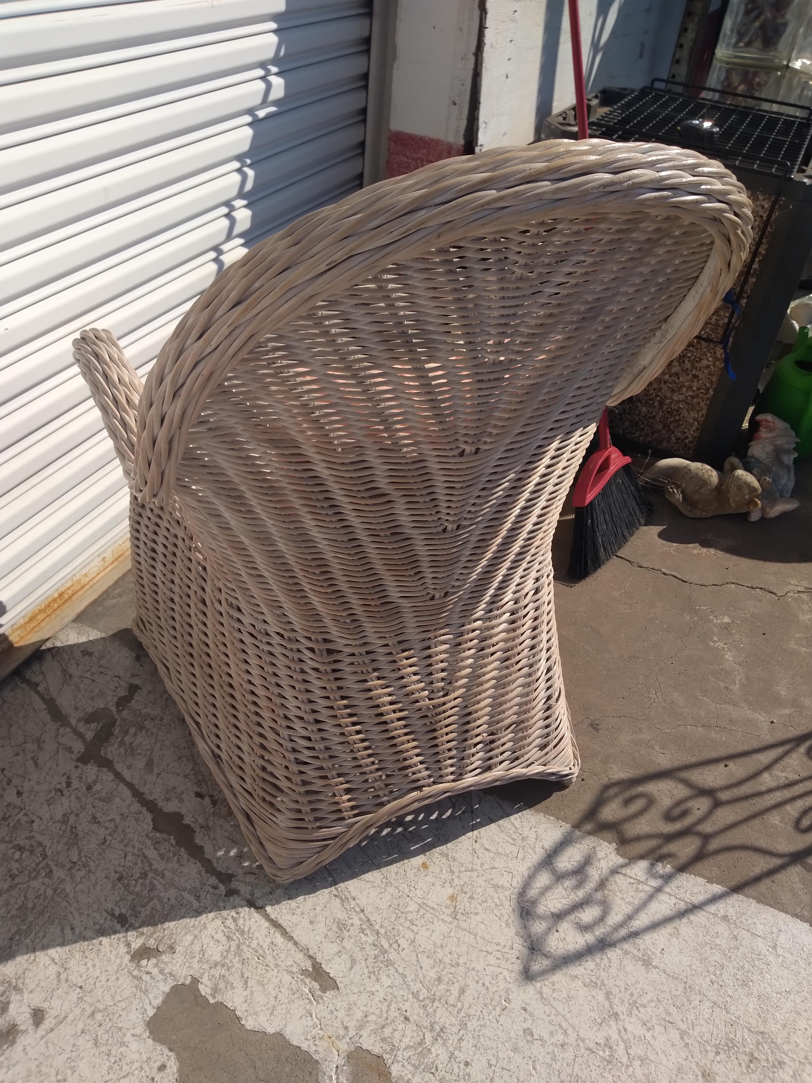 Questa è una bella sedia vintage Boho Chic Lounge. È realizzata in bambù e rattan ed è imbottita.  Il sottosedile è realizzato in rattan intrecciato per rafforzare la stabilità della sedia. Ha un bellissimo schienale arcuato e sagomato.

Sono