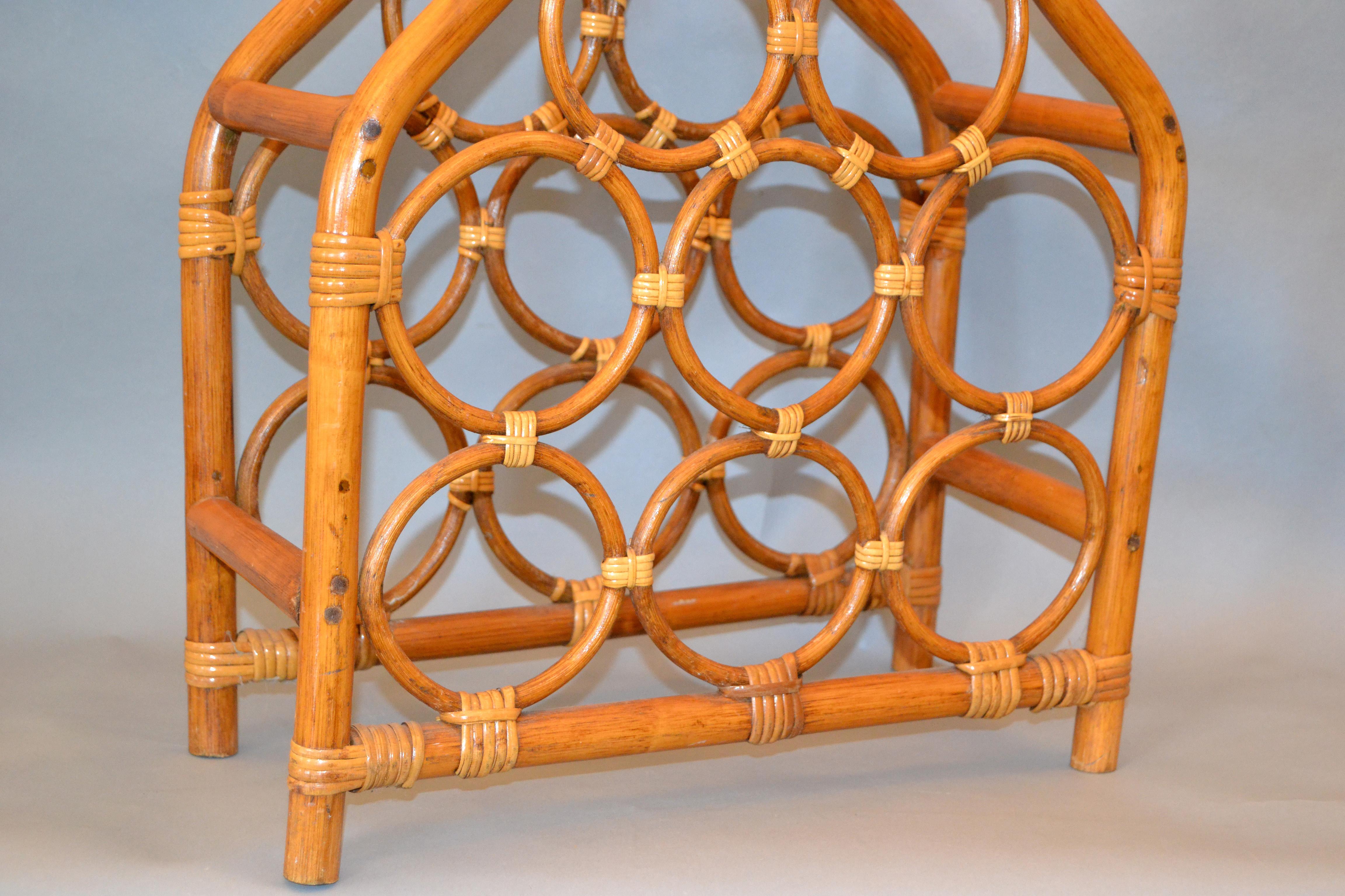 Milieu du 20e siècle Boho Chic Bambou Rotin Neuf Bouteilles Rack à Vin Panier de Rangement Caddy Bon état - En vente à Miami, FL