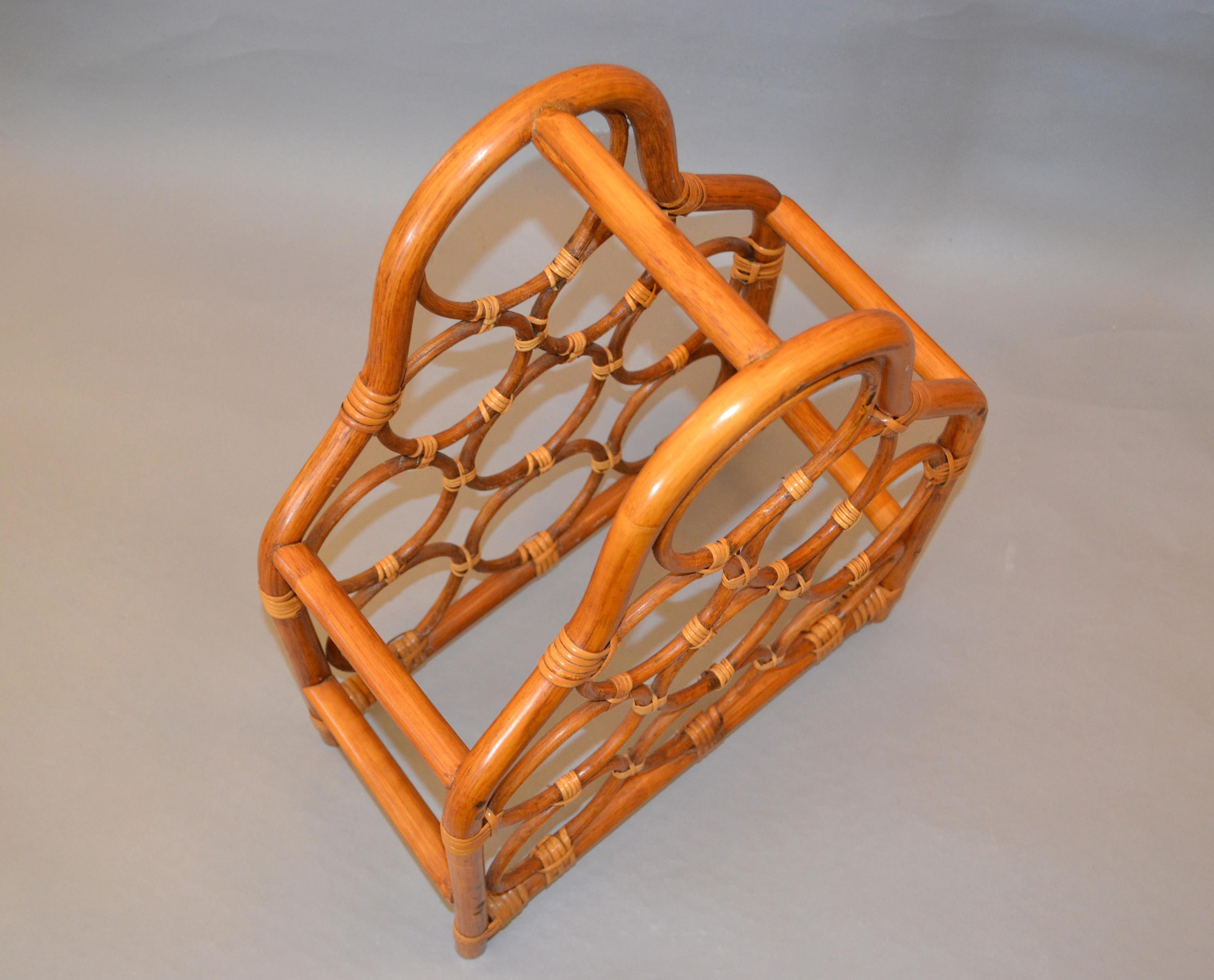 Milieu du 20e siècle Boho Chic Bambou Rotin Neuf Bouteilles Rack à Vin Panier de Rangement Caddy en vente 1