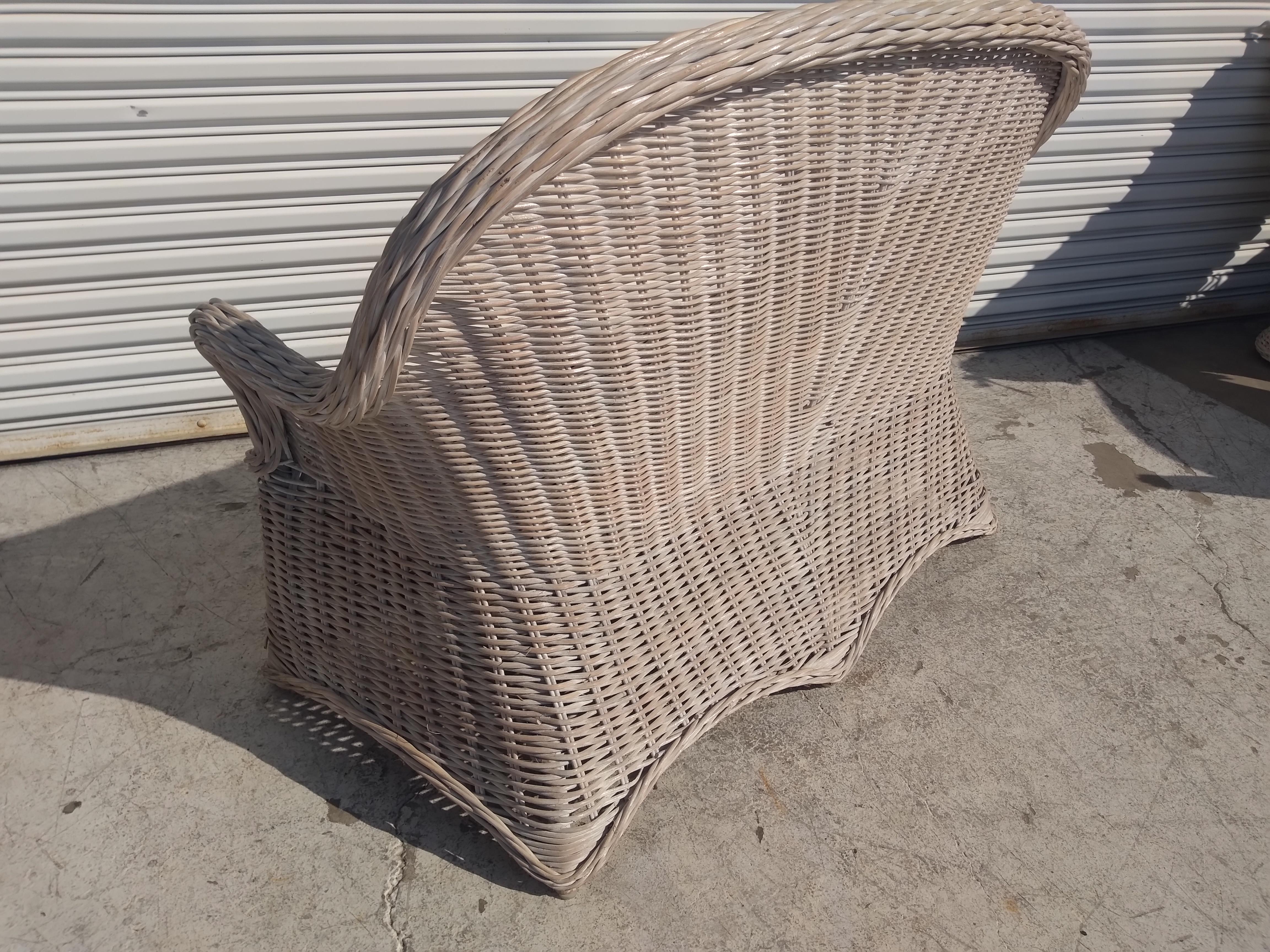 Este es un bonito sofá Boho Chic vintage. Está hecha de bambú y ratán y tiene cojines tapizados  El asiento inferior es de ratán tejido para reforzar la estabilidad de la silla. Tiene un bonito respaldo arqueado y contorneado.

También hay