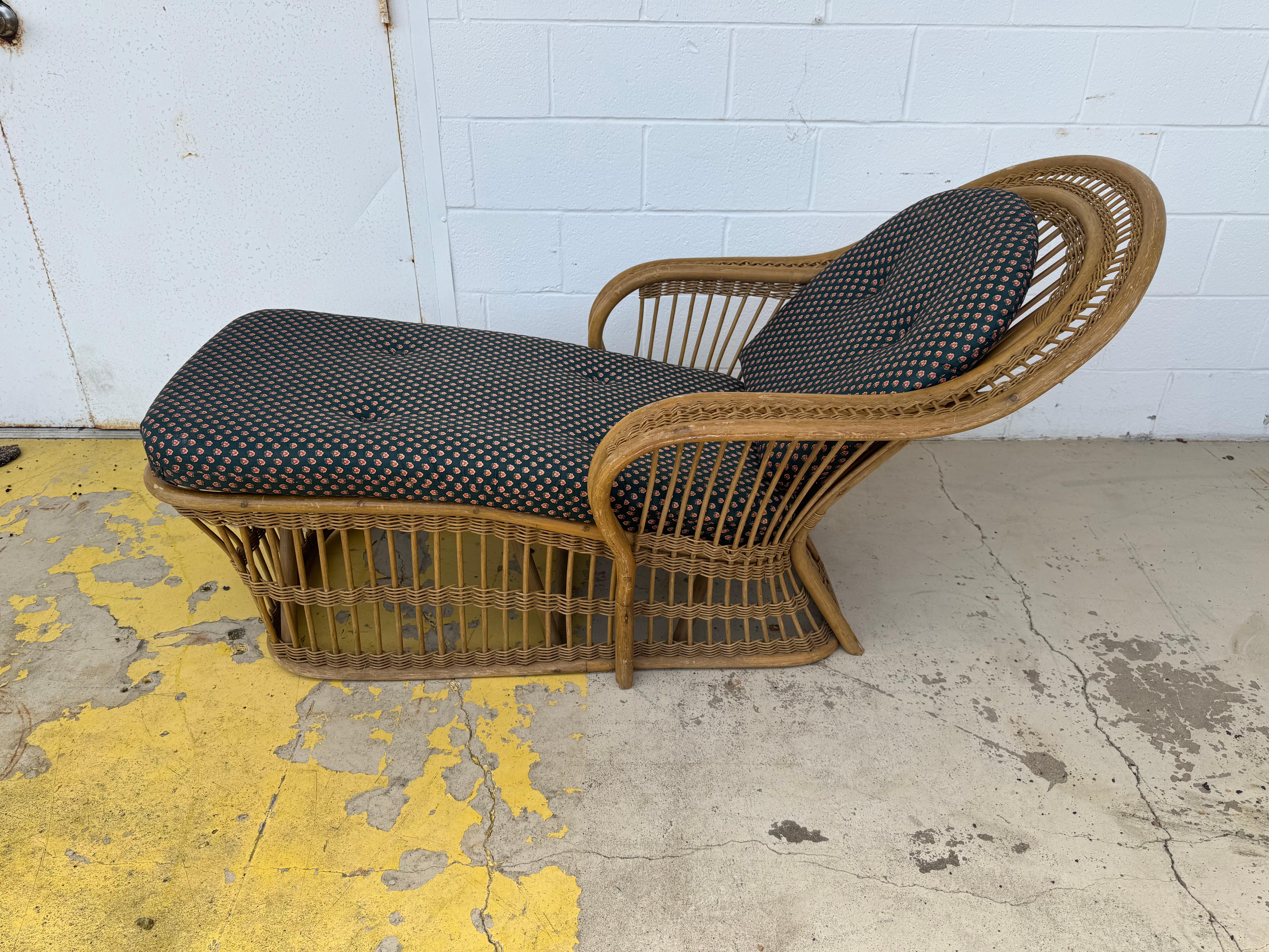 Questa poltrona lounge Boho Chic è stata prodotta in Asia.
È costruita in bambù e ha cuscini imbottiti.
Una sedia molto comoda per rilassarsi al sole o in casa.