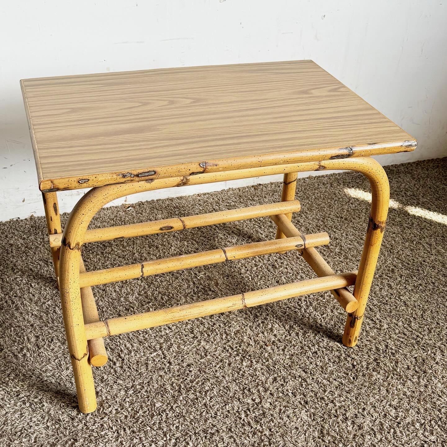 Découvrez la fusion de l'élégance naturelle et de la fonctionnalité avec la table d'appoint Boho Chic en bambou et stratifié grain de bois. Dotée d'un cadre en bambou durable et d'un plateau en stratifié grain de bois, cette table d'appoint allie la