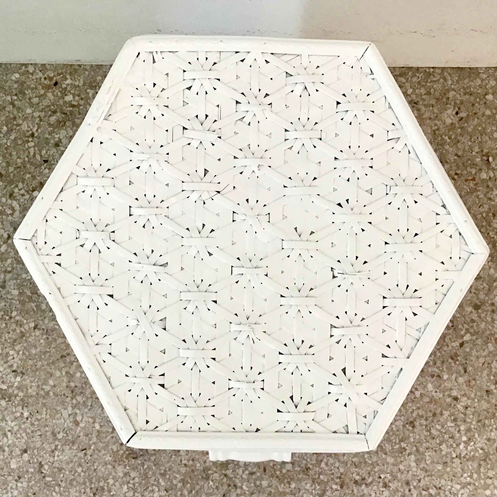 Table d'appoint hexagonale style Boho Chic en bambou avec rangement en vente 2