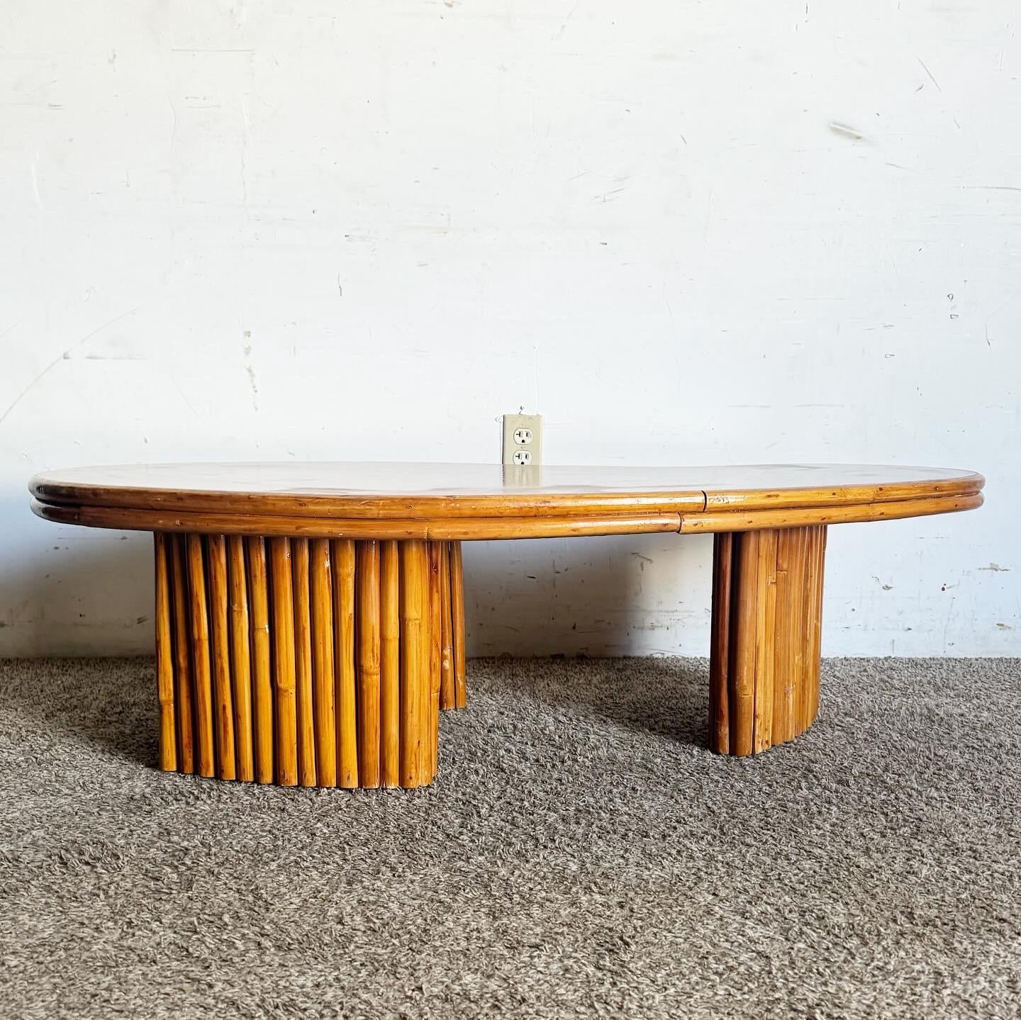 Indonésien Table basse en bambou en forme de rein Boho Chic en vente