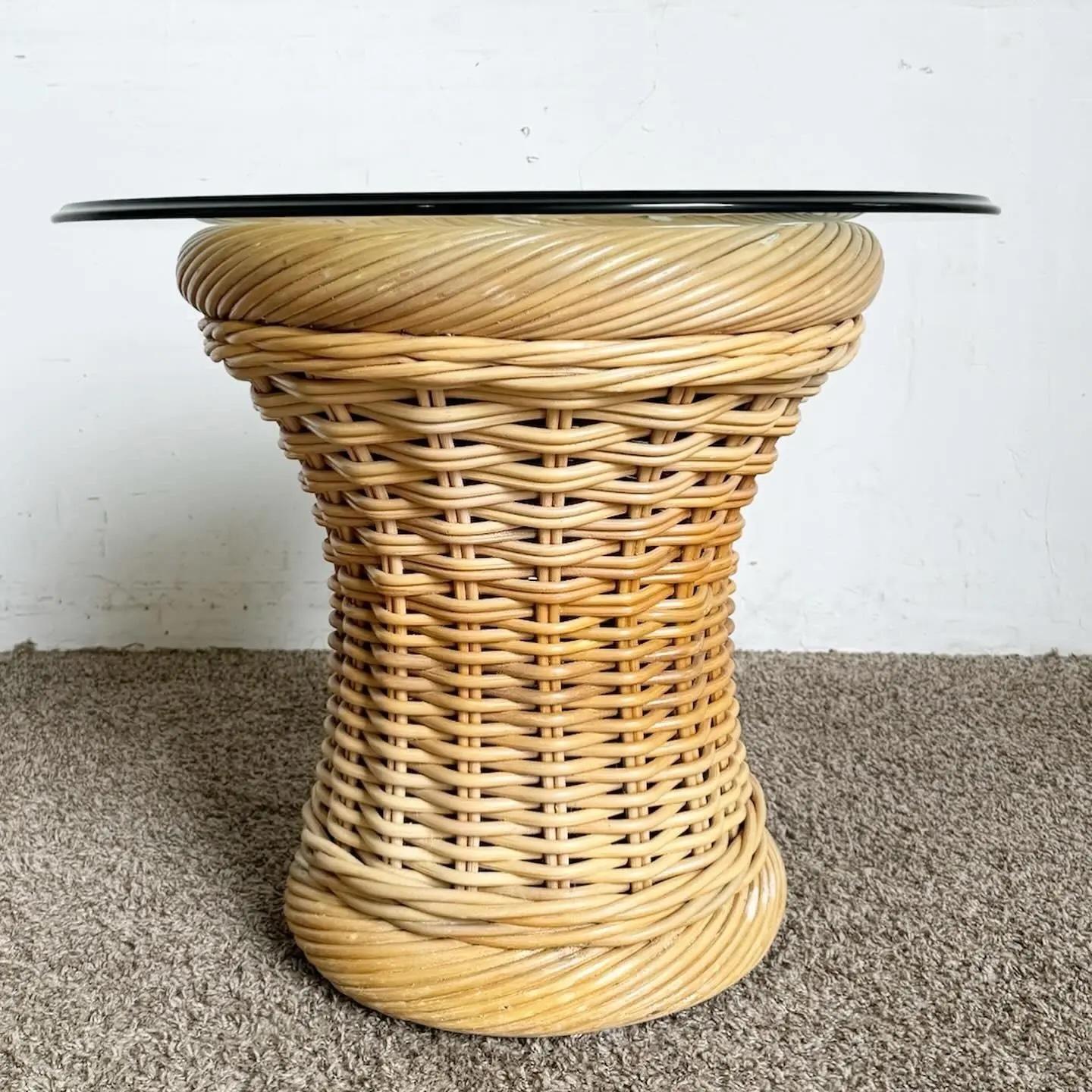 Bohème Table d'appoint Boho Chic en Bambou Pencil Reed en osier avec plateau en verre en vente