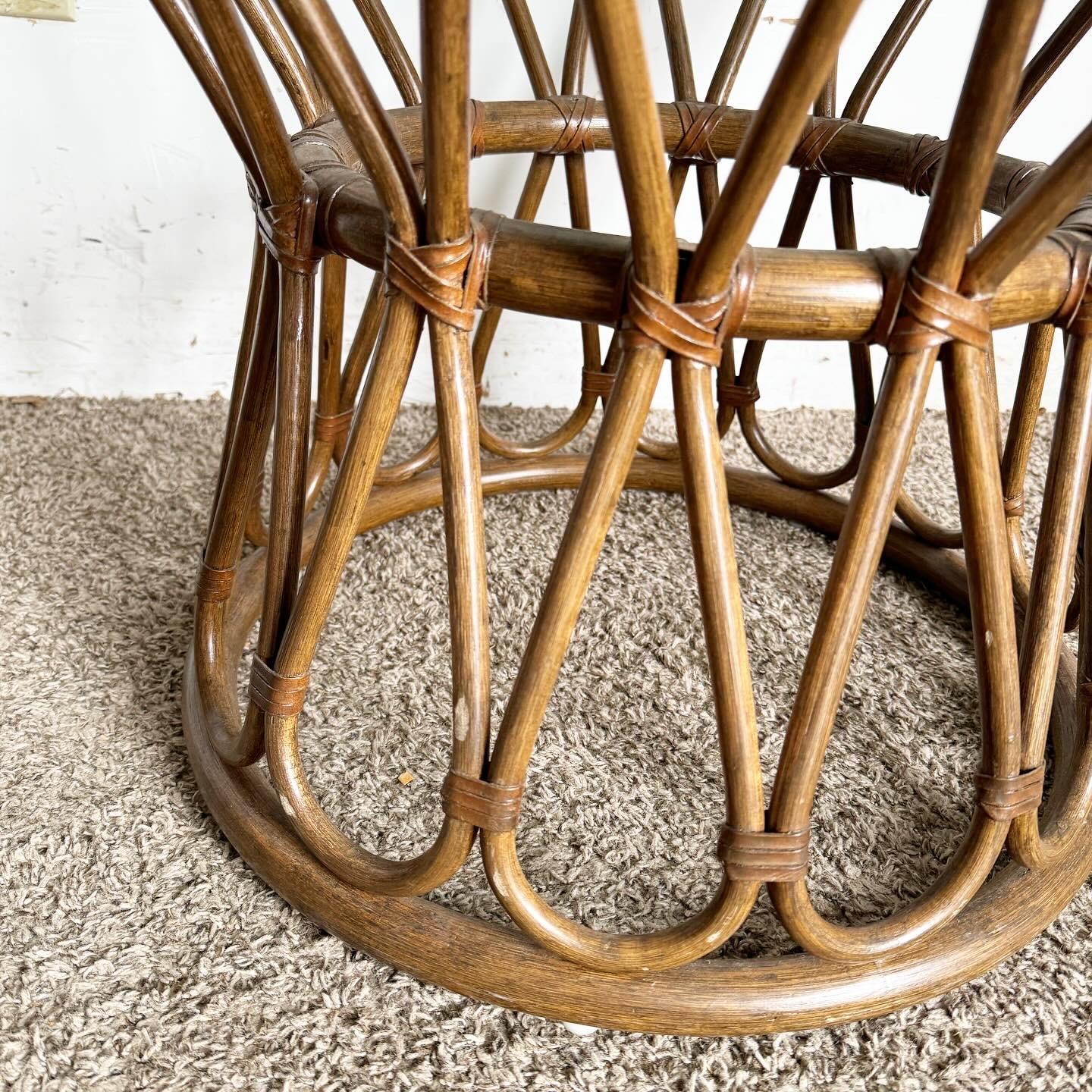 Plongez dans l'élégance décontractée du design bohème avec cette table d'appoint circulaire en rotin de bambou Boho Chic, couronnée d'un plateau en verre biseauté. Cette pièce allie la beauté organique du bambou et du rotin à la sophistication du
