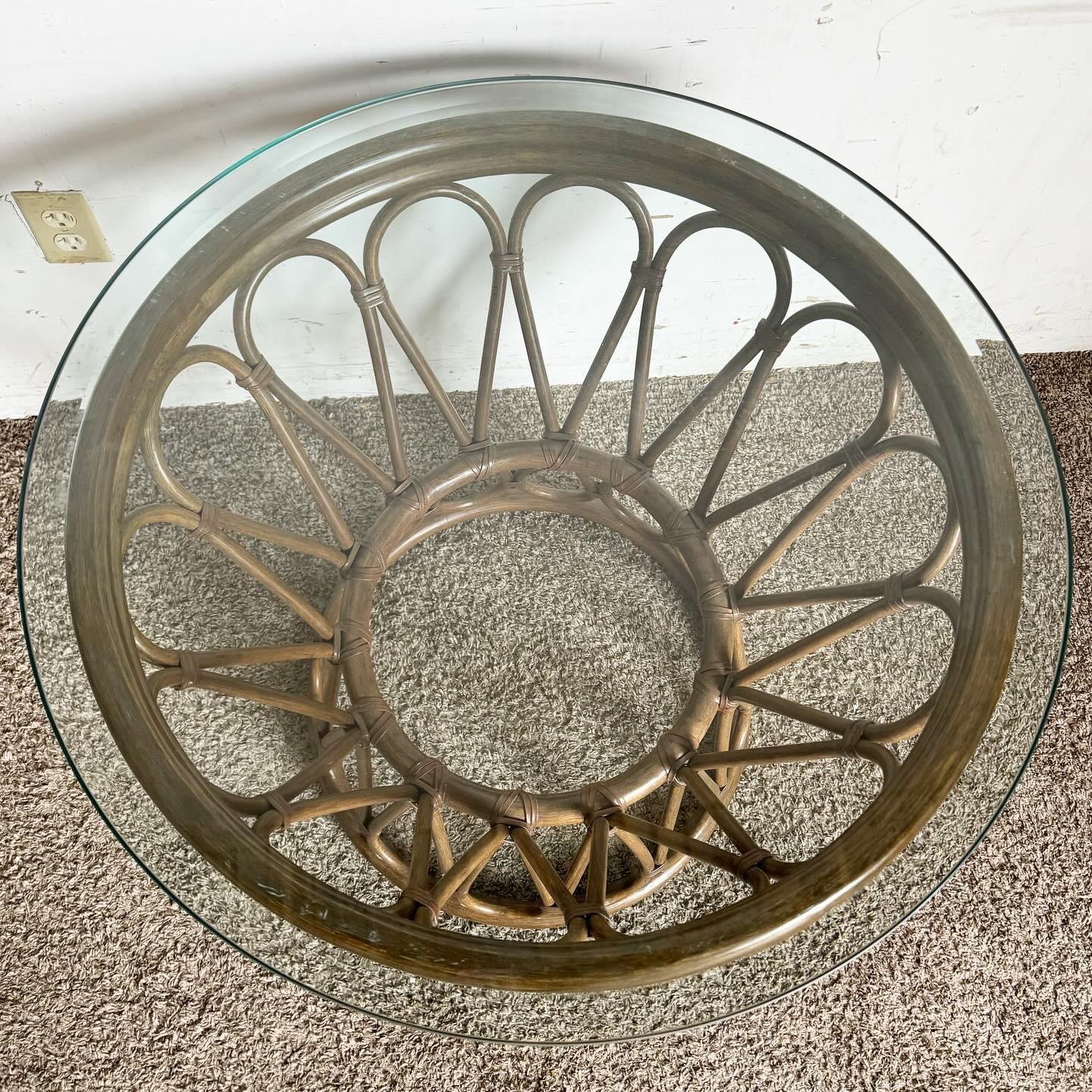 Fin du 20e siècle Table d'appoint Boho Chic en bambou et rotin avec plateau en verre biseauté en vente