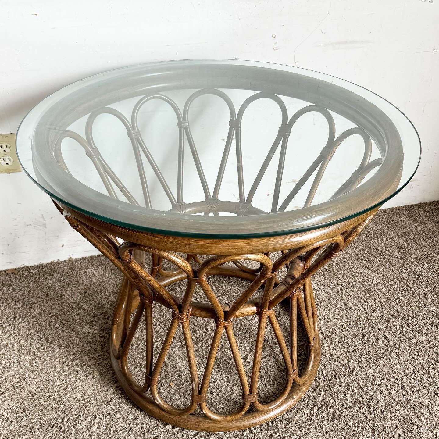 Bambou Table d'appoint Boho Chic en bambou et rotin avec plateau en verre biseauté en vente