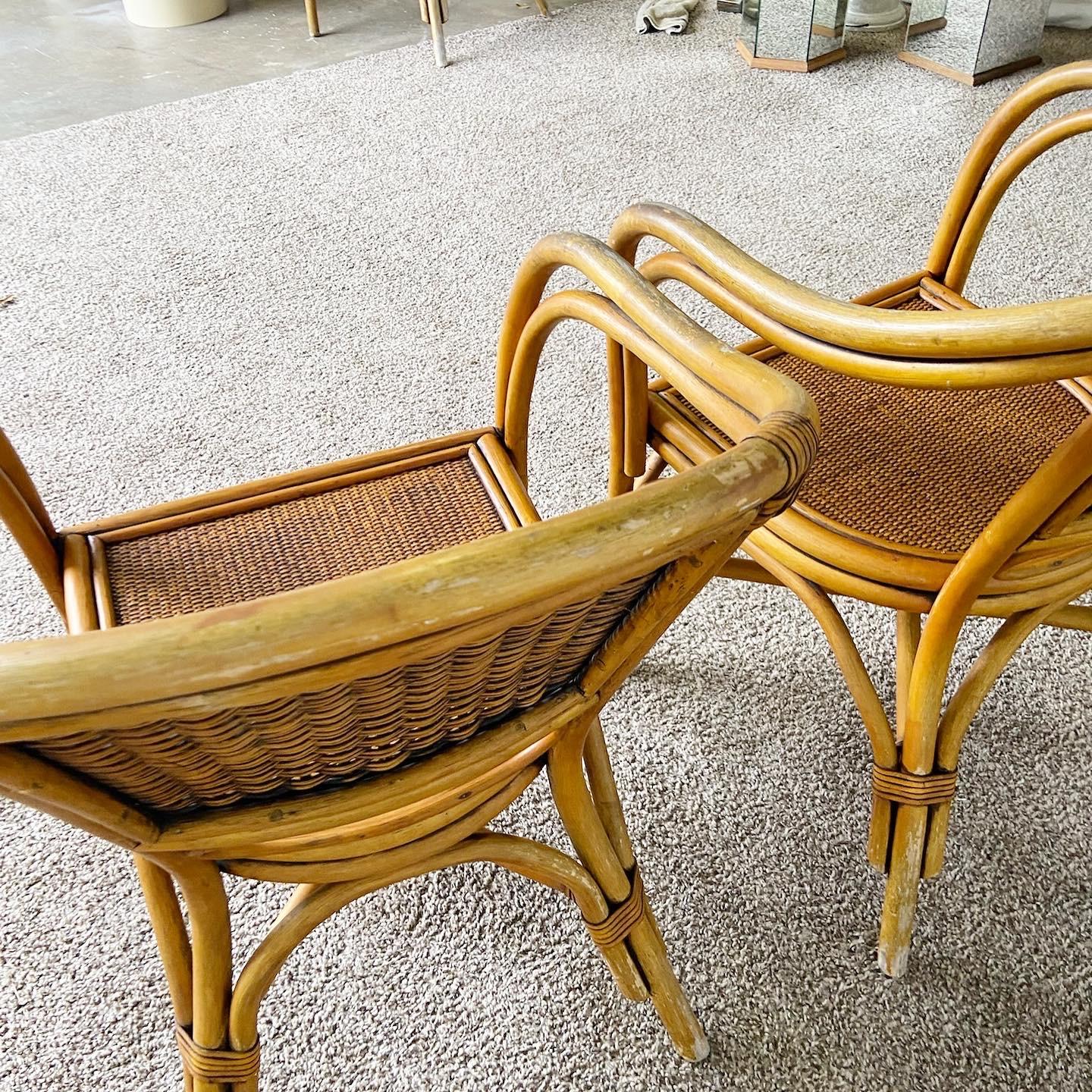 Speisen Sie stilvoll mit unserem Set aus vier Boho-Chic-Bambus-Rattan-Sesseln im Vintage-Stil. Jedes Exemplar hat eine Rückenlehne und eine Sitzfläche aus Korbgeflecht, die für ein ausgeprägtes böhmisches Flair sorgen.

Set mit vier Sesseln im