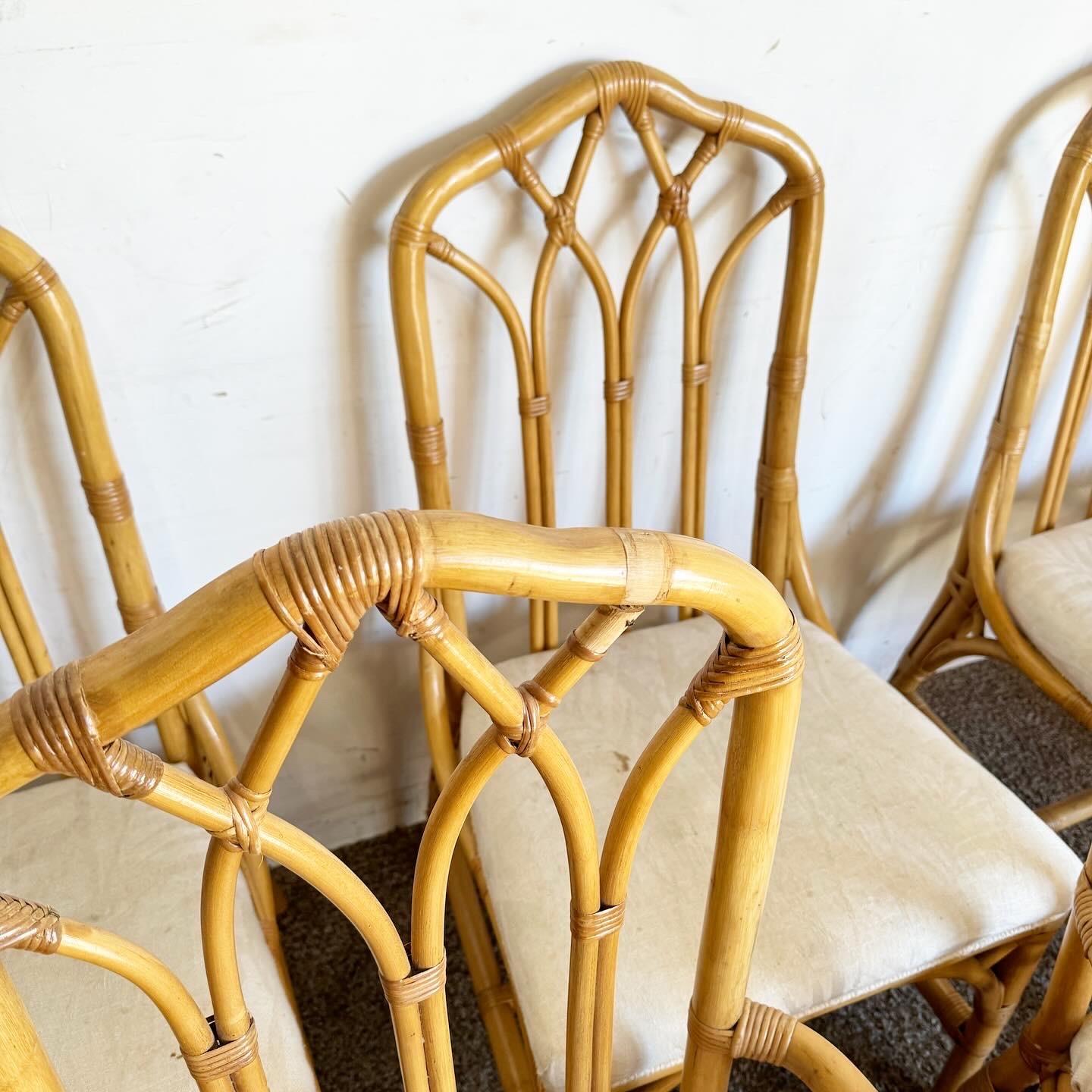 Erhöhen Sie Ihr Esserlebnis mit diesem Satz von 7 Boho Chic Bamboo Rattan Henry Link Dining Chairs. Die aus natürlichem Bambus und Rattan gefertigten Stühle bieten ein klassisches Design mit tropischem Einschlag. Die aufwendige Flechtung und die
