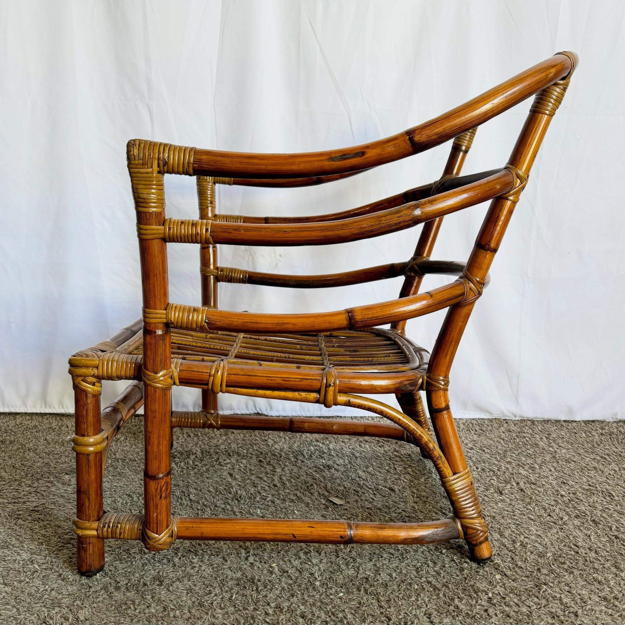 Chaise longue Boho Chic en rotin de bambou avec structure tressée et finition naturelle, comprenant un coussin d'assise confortable, parfaite pour améliorer tout espace de vie.
 
 Usure du coussin et de l'emballage sur le devant de l'accoudoir,