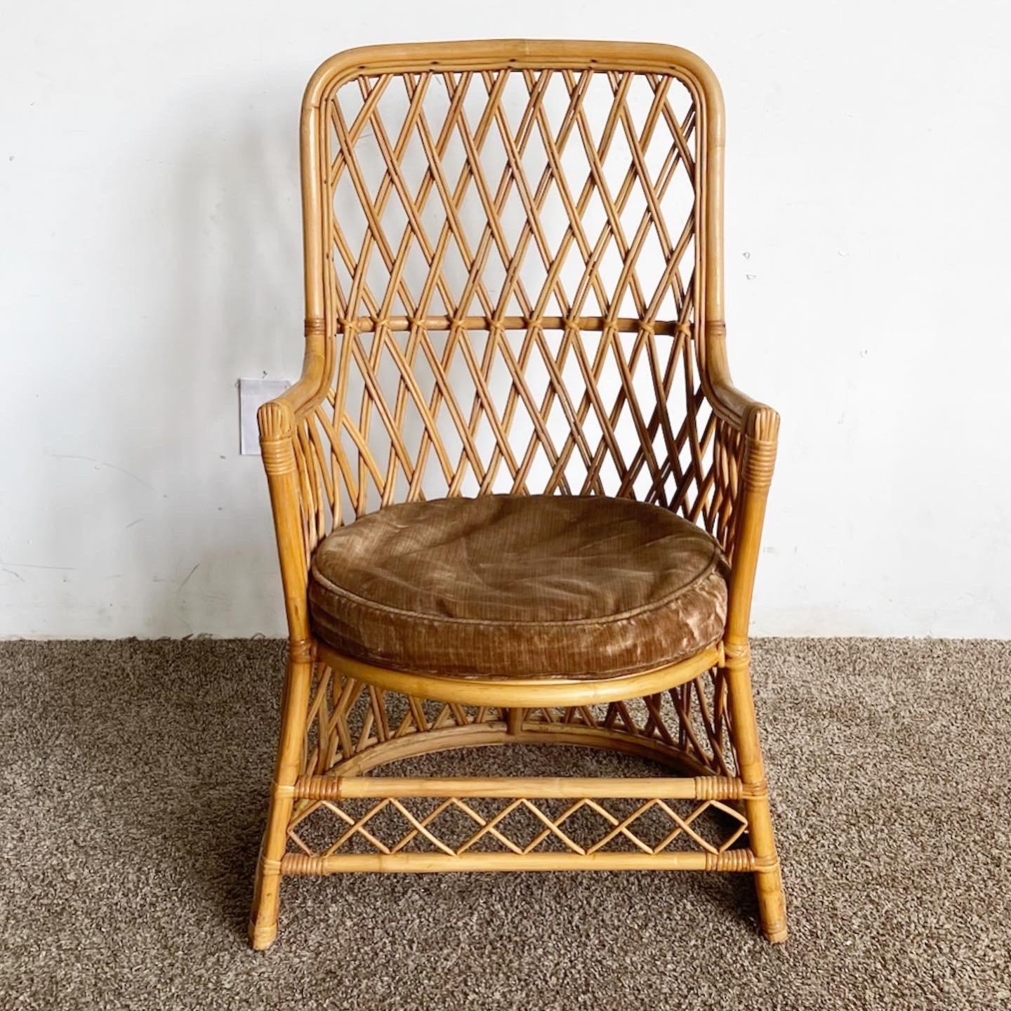 Wir präsentieren unseren Boho Chic Bamboo Rattan Side Chair, eine Verschmelzung von Bohème-Ästhetik und natürlichen Texturen. Dieser stilvolle Stuhl aus Bambus und Rattan verfügt über ein bequemes, rundes, braunes Sitzkissen und ein einzigartiges