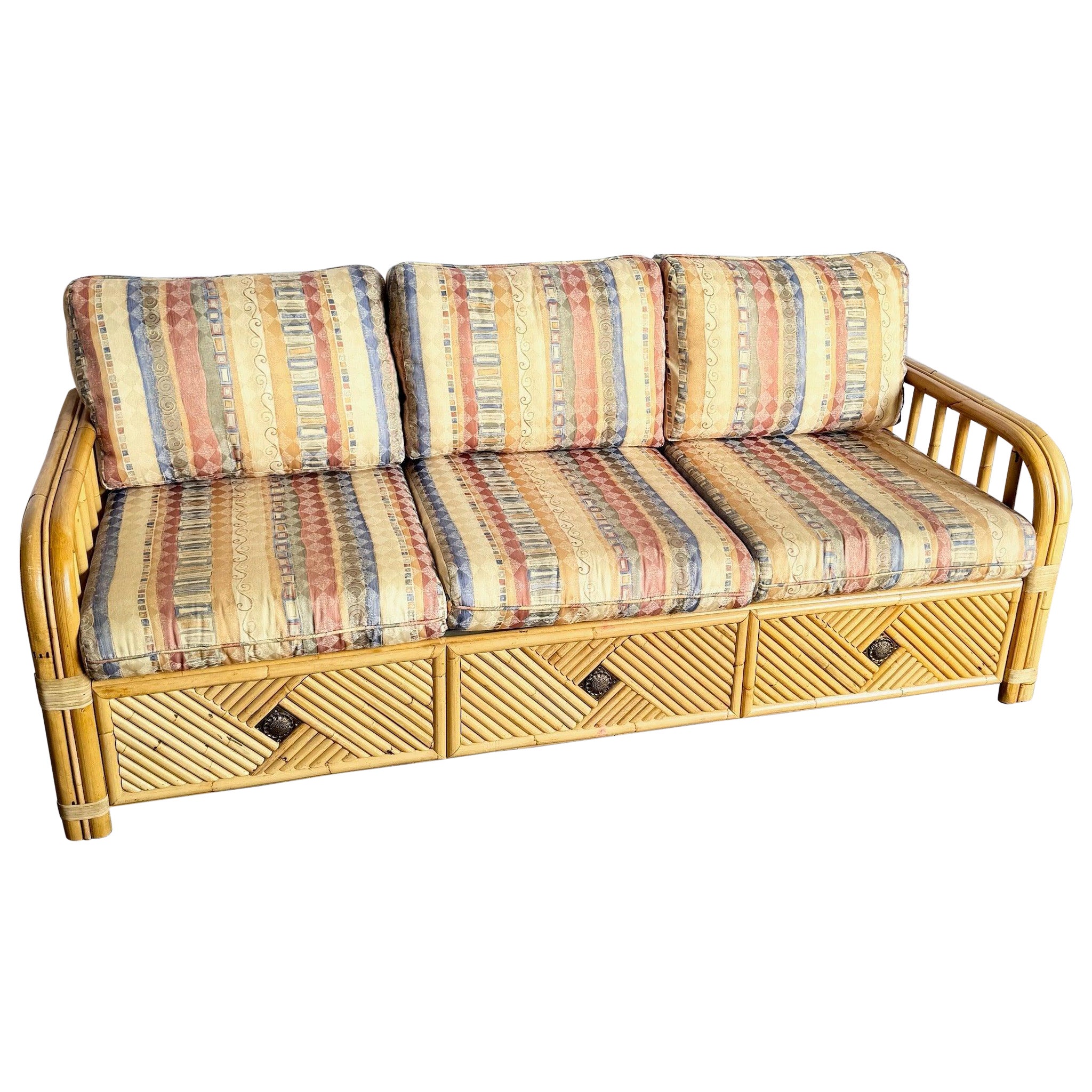 Boho Chic Bamboo Rattan Sofa mit ausziehbarem Bett und Matratze im Angebot