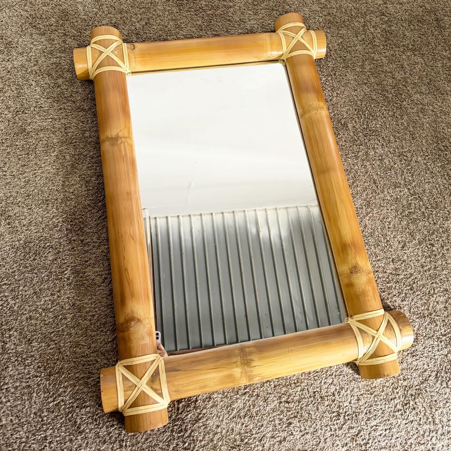 Lo specchio da parete Boho Chic Bamboo Rattan è una splendida fusione di materiali naturali e stile rilassato. La sua struttura in bambù e rattan presenta un'intricata tessitura che aggiunge consistenza e calore a qualsiasi spazio. Questo specchio