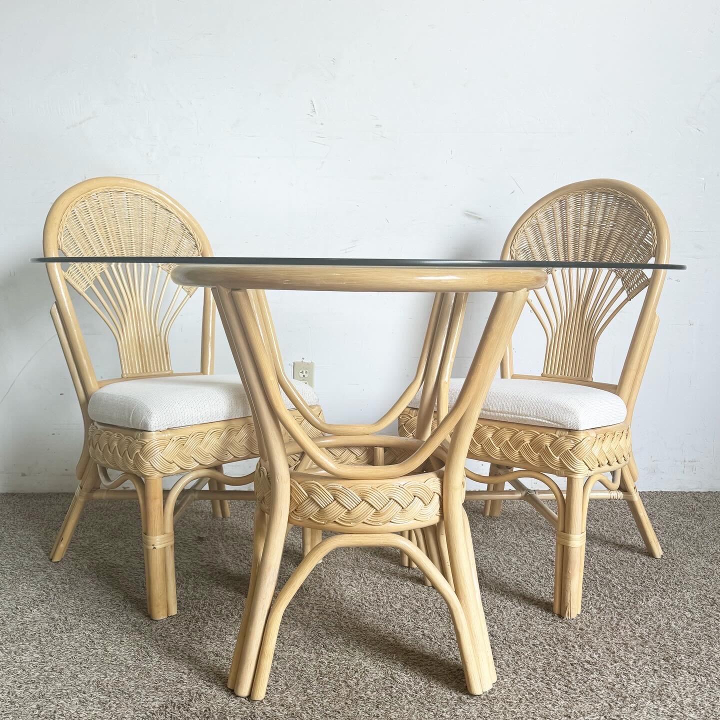 Eleva la tua esperienza culinaria con il set da pranzo Boho Chic Bamboo Rattan Wicker. Questo set da 5 pezzi è composto da un tavolo rotondo e quattro sedie, ognuna delle quali mostra la bellezza naturale e la durata del bambù, del rattan e del